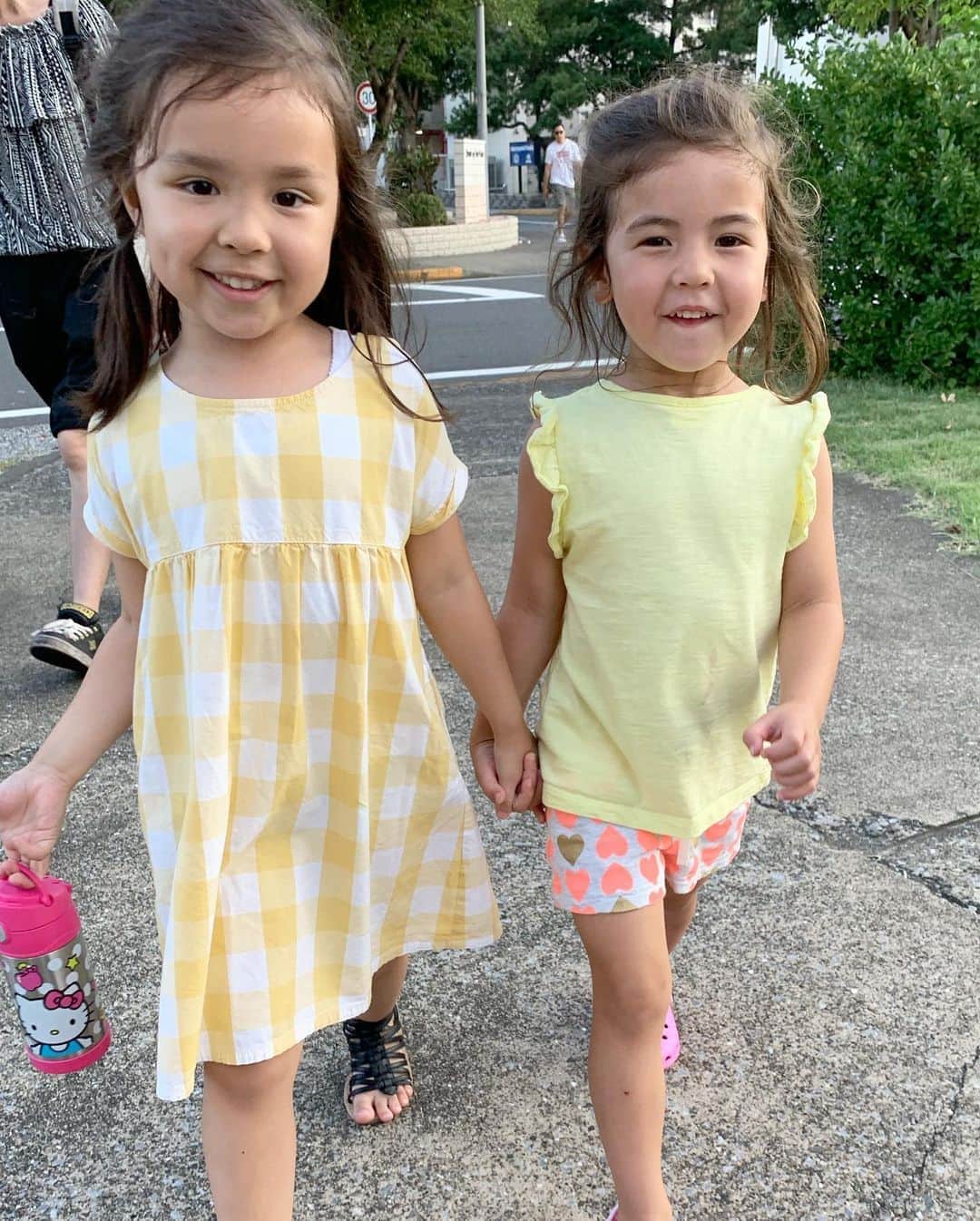 バイリンガル3兄妹さんのインスタグラム写真 - (バイリンガル3兄妹Instagram)「しまじろう英語コンサートへ行く！！ ・ ・ お華さんが、こどもちゃれんじやっていて、しまじろうが大好きなので行ってきました♡ ・ でも着ぐるみ系が怖いので、 会場に行く前から 「しまじろう近くに来る…？」 と心配していたお華さんだったけど ・ 「大丈夫、舞台の上からお歌歌ったり、お話ししたり、ダンスしたりしてくれるだけだよ」 ・ って言ってたのに… ・ 始まった途端 「みんなでしまじろうを呼んでみようー！」って流れで… ・ ・ 「しまじろうー！！」 (まさか…？？) 「はーい！！」 (この展開はまさか…？？！！) ・ ・ (後方にスポットライトぴかーっ！！) ・ ・ 私達の真後ろ、客席から 着ぐるみしまじろうの登場！！ ・ おはなさん…∑(ﾟДﾟ)←😂 ・ 速攻半泣き &「何時に終わる？😭」責め😂 ・ ・ でもでも 結果、知ってるお歌ばかりで楽しかったようで、「また来ようね！」って言ってました😂 ・ ・ 夜は花火を見て♡ 最高♡ ・ ・ #空雅はサッカー合宿中 #しまじろう #花火 #姉妹 #バイリンガル3兄妹」8月5日 9時39分 - yucgram