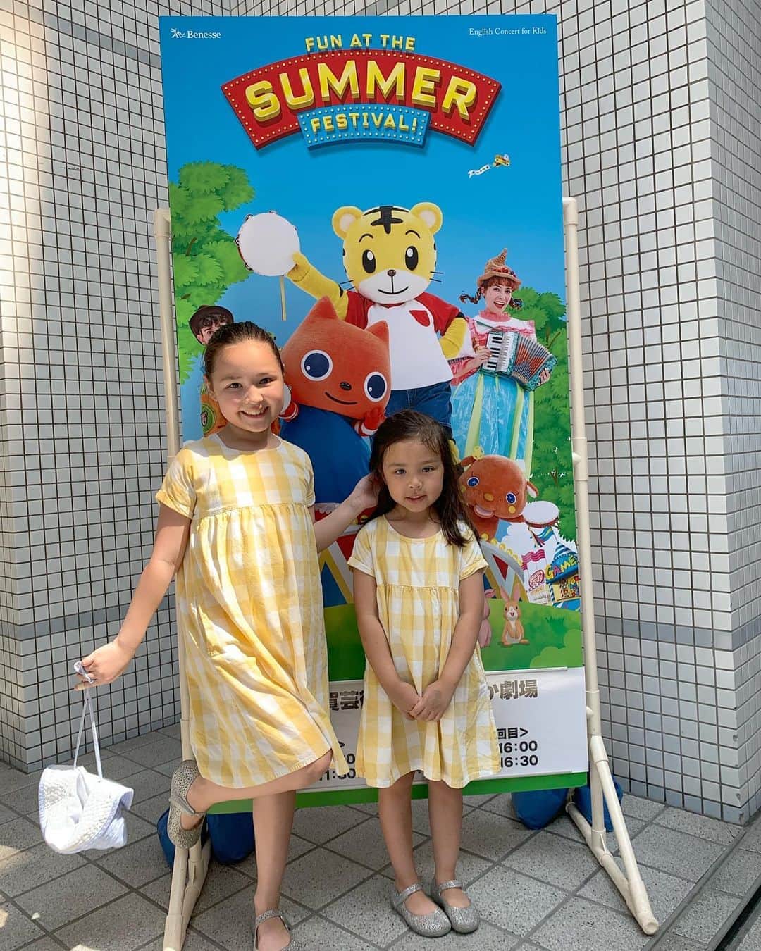 バイリンガル3兄妹さんのインスタグラム写真 - (バイリンガル3兄妹Instagram)「しまじろう英語コンサートへ行く！！ ・ ・ お華さんが、こどもちゃれんじやっていて、しまじろうが大好きなので行ってきました♡ ・ でも着ぐるみ系が怖いので、 会場に行く前から 「しまじろう近くに来る…？」 と心配していたお華さんだったけど ・ 「大丈夫、舞台の上からお歌歌ったり、お話ししたり、ダンスしたりしてくれるだけだよ」 ・ って言ってたのに… ・ 始まった途端 「みんなでしまじろうを呼んでみようー！」って流れで… ・ ・ 「しまじろうー！！」 (まさか…？？) 「はーい！！」 (この展開はまさか…？？！！) ・ ・ (後方にスポットライトぴかーっ！！) ・ ・ 私達の真後ろ、客席から 着ぐるみしまじろうの登場！！ ・ おはなさん…∑(ﾟДﾟ)←😂 ・ 速攻半泣き &「何時に終わる？😭」責め😂 ・ ・ でもでも 結果、知ってるお歌ばかりで楽しかったようで、「また来ようね！」って言ってました😂 ・ ・ 夜は花火を見て♡ 最高♡ ・ ・ #空雅はサッカー合宿中 #しまじろう #花火 #姉妹 #バイリンガル3兄妹」8月5日 9時39分 - yucgram