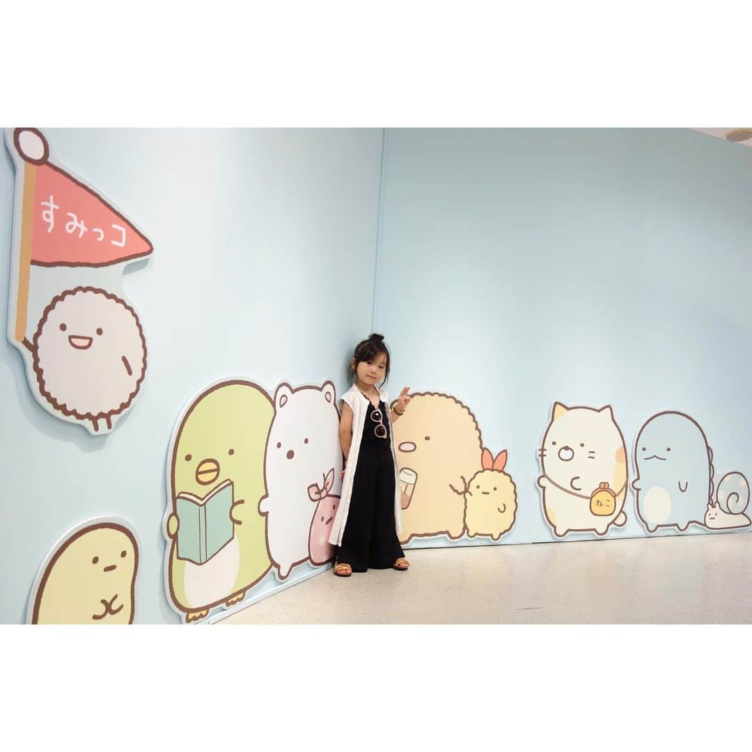 Saraさんのインスタグラム写真 - (SaraInstagram)「. おっきなすみっコぐらし展♡ . すみっコぐらしのイベントに 行ってきました🐻 . ブログを見てくださっている方は 知っているかもしれませんが、 サラはすみっコぐらしが大好き😍 . とっても喜んでいました❤️ . #おっきなすみっコぐらし展 #すみっコバスツアー #すみっコ水族館 #すみっコぐらし #新宿高島屋」8月5日 20時35分 - sarasara718