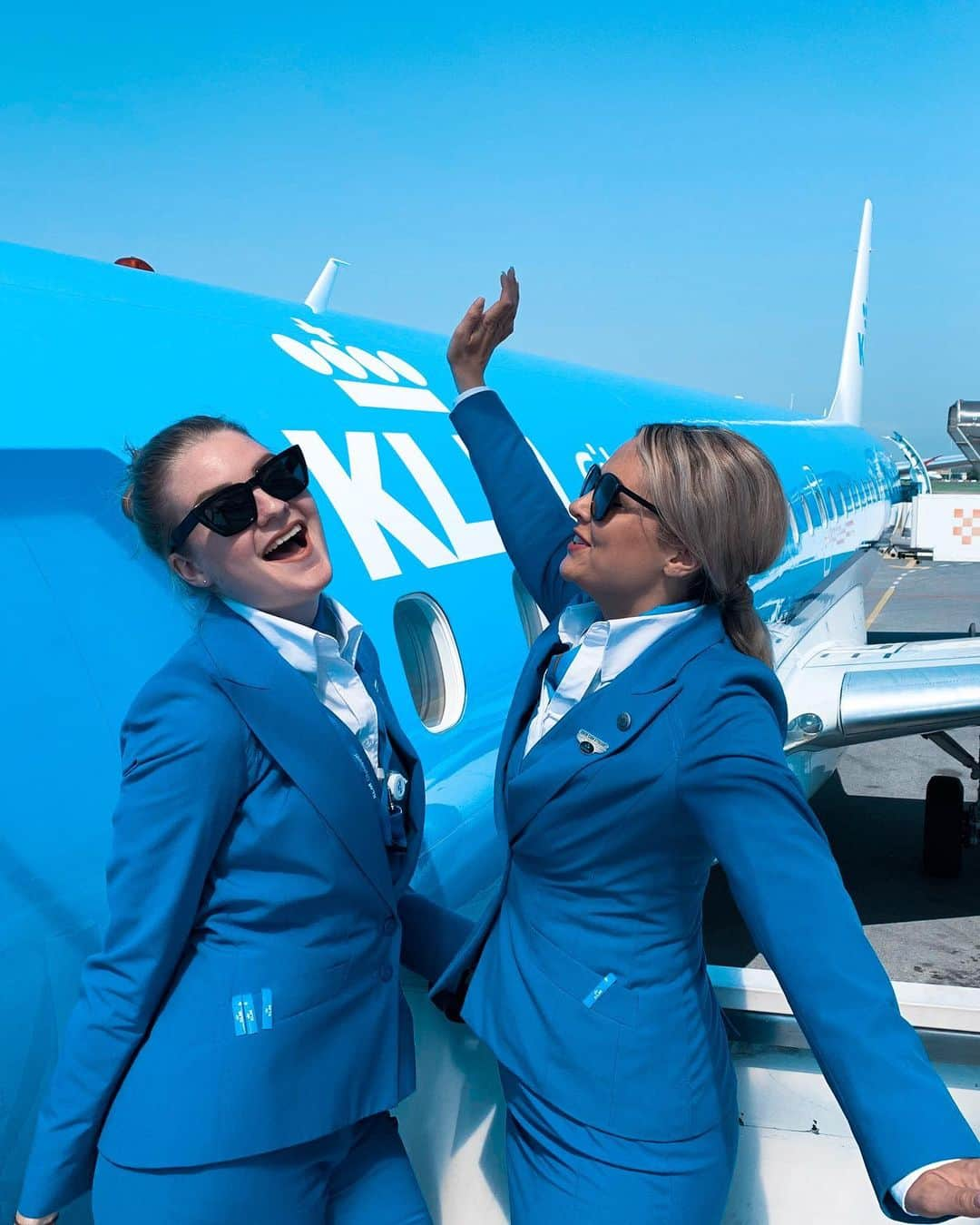 KLMオランダ航空さんのインスタグラム写真 - (KLMオランダ航空Instagram)「Smile and wave, girls. Smile and wave! #KLM #RoyalDutchAirlines #flyKLM 📸 by: @larissasmak」8月5日 20時38分 - klm