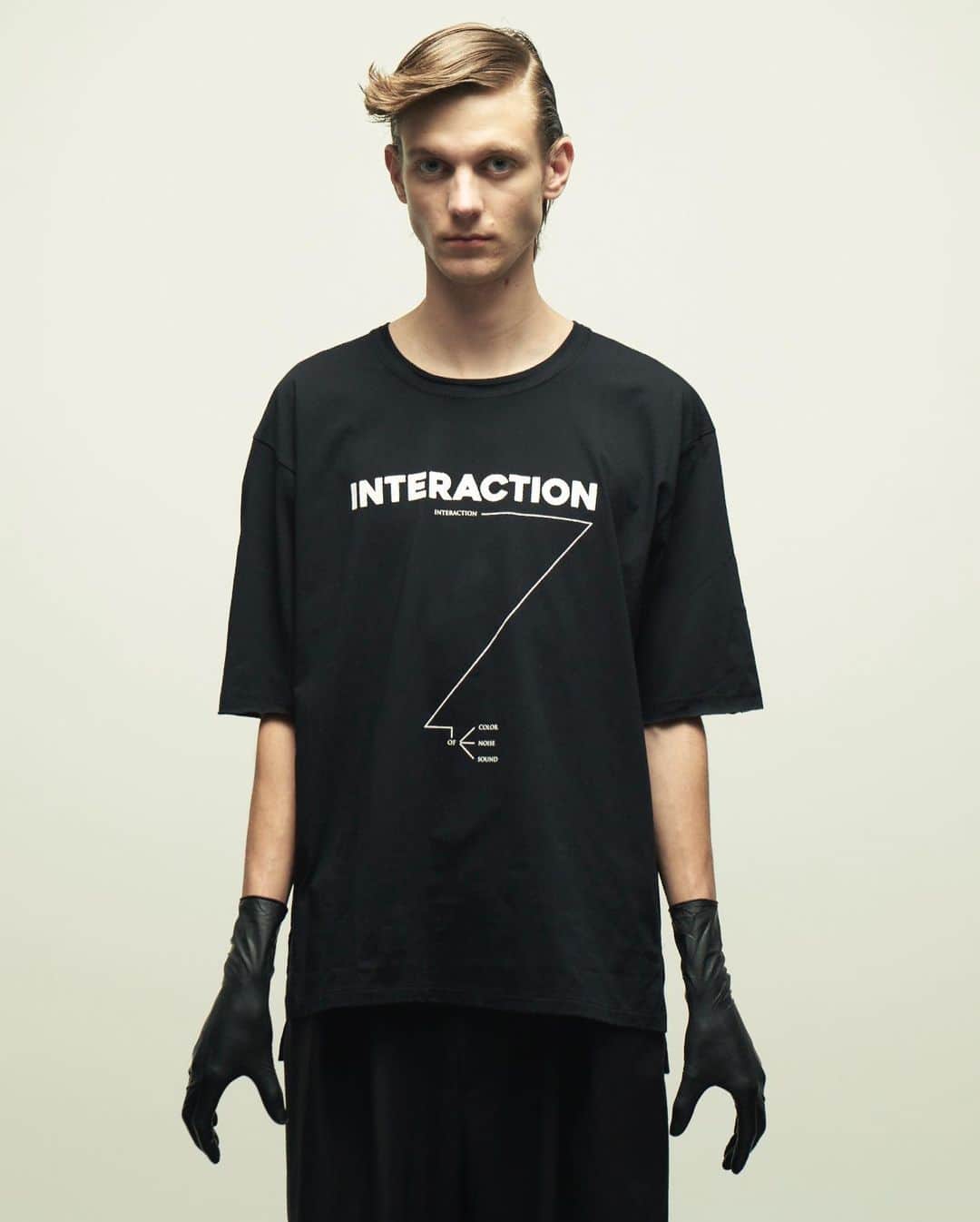 ウィザードさんのインスタグラム写真 - (ウィザードInstagram)「WIZZARD 2019 FALL WINTER COLLECTION “INTERACTION"  GRAPHIC T-SHIRT “TEXT”  IN STOCK  GRAPHIC T-SHIRT “INTERACTION”  RE STOCK  https://wizzard.stores.jp/  72/2 のガス焼き（コットン特有の表面の毛羽を落とす加工）を施したハイゲージ天竺を使用  MATERIAL : 100% COTTON  #wizzard_fac #wizzard #fashion #tokyofashion #streetfashion #fashionphoto #streetwearbrand  #streetwearaddicted #19aw」8月5日 19時13分 - wizzard_fac