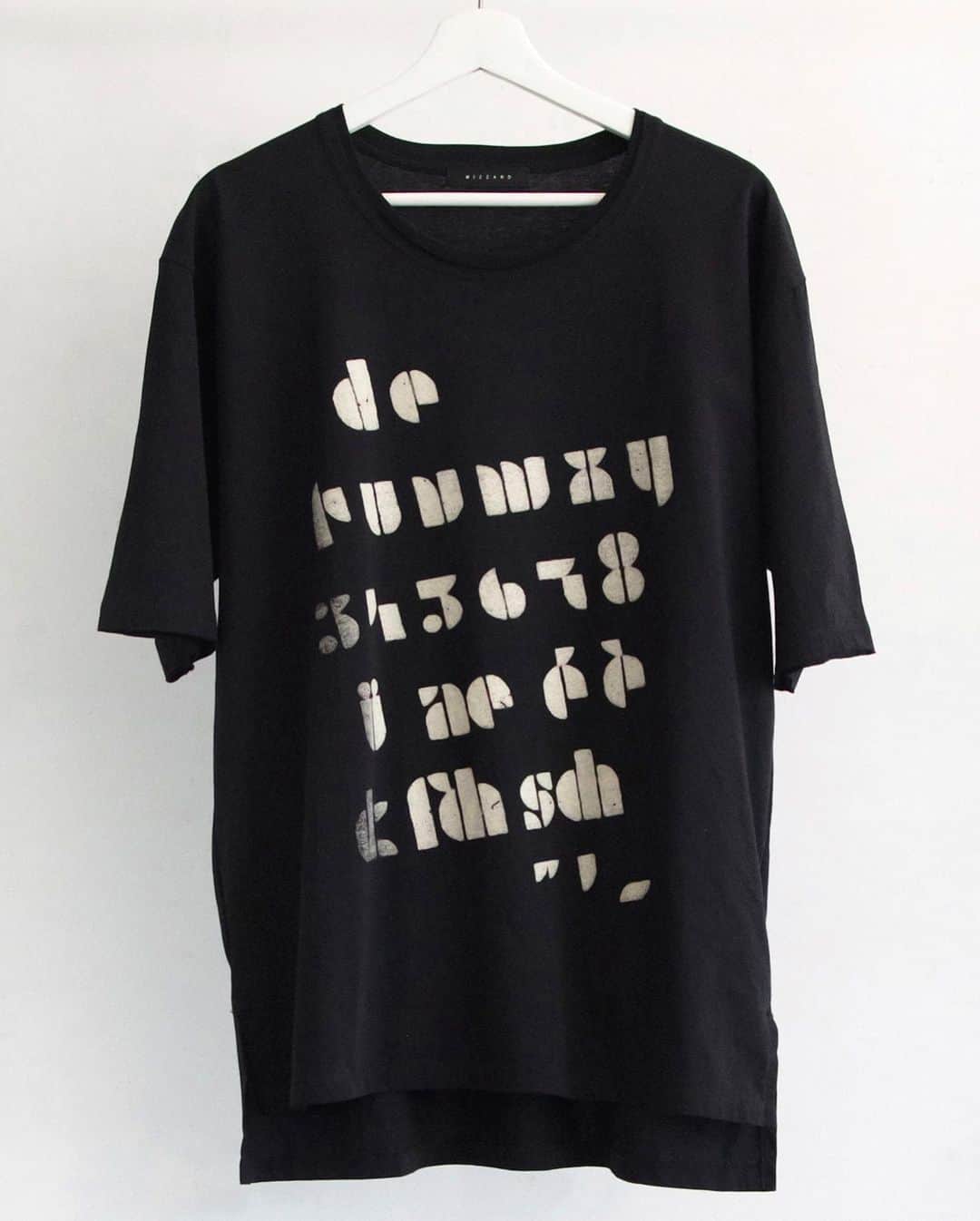ウィザードさんのインスタグラム写真 - (ウィザードInstagram)「WIZZARD 2019 FALL WINTER COLLECTION “INTERACTION"  GRAPHIC T-SHIRT “TEXT”  IN STOCK  GRAPHIC T-SHIRT “INTERACTION”  RE STOCK  https://wizzard.stores.jp/  72/2 のガス焼き（コットン特有の表面の毛羽を落とす加工）を施したハイゲージ天竺を使用  MATERIAL : 100% COTTON  #wizzard_fac #wizzard #fashion #tokyofashion #streetfashion #fashionphoto #streetwearbrand  #streetwearaddicted #19aw」8月5日 19時13分 - wizzard_fac