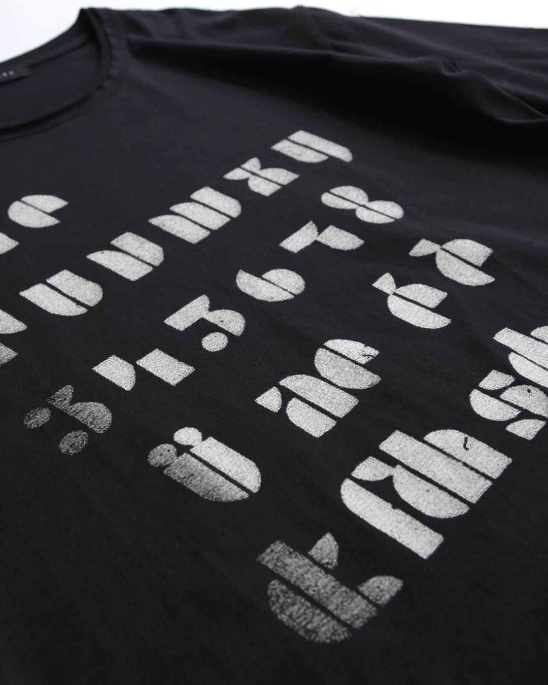 ウィザードのインスタグラム：「WIZZARD 2019 FALL WINTER COLLECTION “INTERACTION"  GRAPHIC T-SHIRT “TEXT”  IN STOCK  GRAPHIC T-SHIRT “INTERACTION”  RE STOCK  https://wizzard.stores.jp/  72/2 のガス焼き（コットン特有の表面の毛羽を落とす加工）を施したハイゲージ天竺を使用  MATERIAL : 100% COTTON  #wizzard_fac #wizzard #fashion #tokyofashion #streetfashion #fashionphoto #streetwearbrand  #streetwearaddicted #19aw」