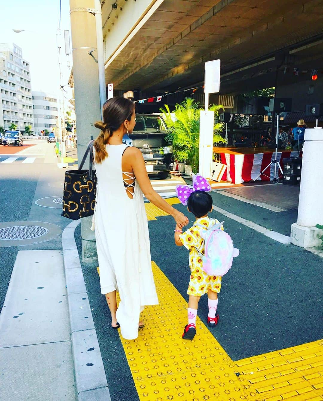 あびる優さんのインスタグラム写真 - (あびる優Instagram)「よつ葉😍4歳3ヶ月🍀💕 笑ったり泣いたり怒ったり、日々の成長に驚かされる毎日ですが、親子であり分身であり友達の様な存在になってきました😋✨ 最近では私の方が娘から色々と学び支えられてるような気がしてます😗🌀💕 いつも愛しくて愛しくてたまらないのに、たまにイライラしたり手こずったりしますが、これからも親子家族仲良くいようね🥰らぶー❣️ P.S.娘の足の落書きがすごい問題。笑笑 それもファッションだと言い張る娘😂👍#family#dauther#clover#love#cute#happy hour#fun#fashion#holiday#summer#iloveyou#家族#親子#娘#愛娘#四つ葉のクローバー#ファッション#かわいい#愛しい#大好き#愛してる#お祭り#楽しかった#幸せ#休日」8月5日 19時08分 - yuabiru74