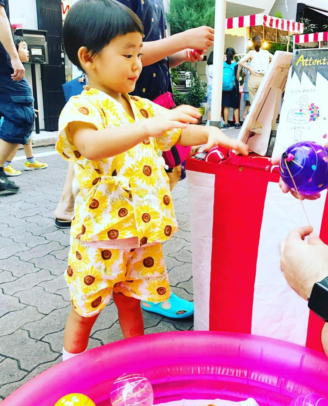 あびる優さんのインスタグラム写真 - (あびる優Instagram)「よつ葉😍4歳3ヶ月🍀💕 笑ったり泣いたり怒ったり、日々の成長に驚かされる毎日ですが、親子であり分身であり友達の様な存在になってきました😋✨ 最近では私の方が娘から色々と学び支えられてるような気がしてます😗🌀💕 いつも愛しくて愛しくてたまらないのに、たまにイライラしたり手こずったりしますが、これからも親子家族仲良くいようね🥰らぶー❣️ P.S.娘の足の落書きがすごい問題。笑笑 それもファッションだと言い張る娘😂👍#family#dauther#clover#love#cute#happy hour#fun#fashion#holiday#summer#iloveyou#家族#親子#娘#愛娘#四つ葉のクローバー#ファッション#かわいい#愛しい#大好き#愛してる#お祭り#楽しかった#幸せ#休日」8月5日 19時08分 - yuabiru74