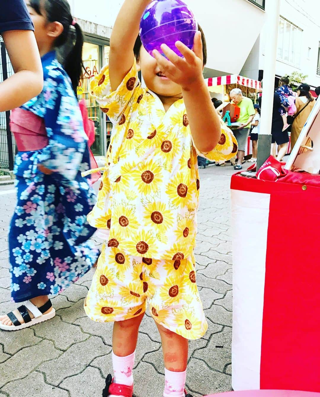 あびる優さんのインスタグラム写真 - (あびる優Instagram)「よつ葉😍4歳3ヶ月🍀💕 笑ったり泣いたり怒ったり、日々の成長に驚かされる毎日ですが、親子であり分身であり友達の様な存在になってきました😋✨ 最近では私の方が娘から色々と学び支えられてるような気がしてます😗🌀💕 いつも愛しくて愛しくてたまらないのに、たまにイライラしたり手こずったりしますが、これからも親子家族仲良くいようね🥰らぶー❣️ P.S.娘の足の落書きがすごい問題。笑笑 それもファッションだと言い張る娘😂👍#family#dauther#clover#love#cute#happy hour#fun#fashion#holiday#summer#iloveyou#家族#親子#娘#愛娘#四つ葉のクローバー#ファッション#かわいい#愛しい#大好き#愛してる#お祭り#楽しかった#幸せ#休日」8月5日 19時08分 - yuabiru74