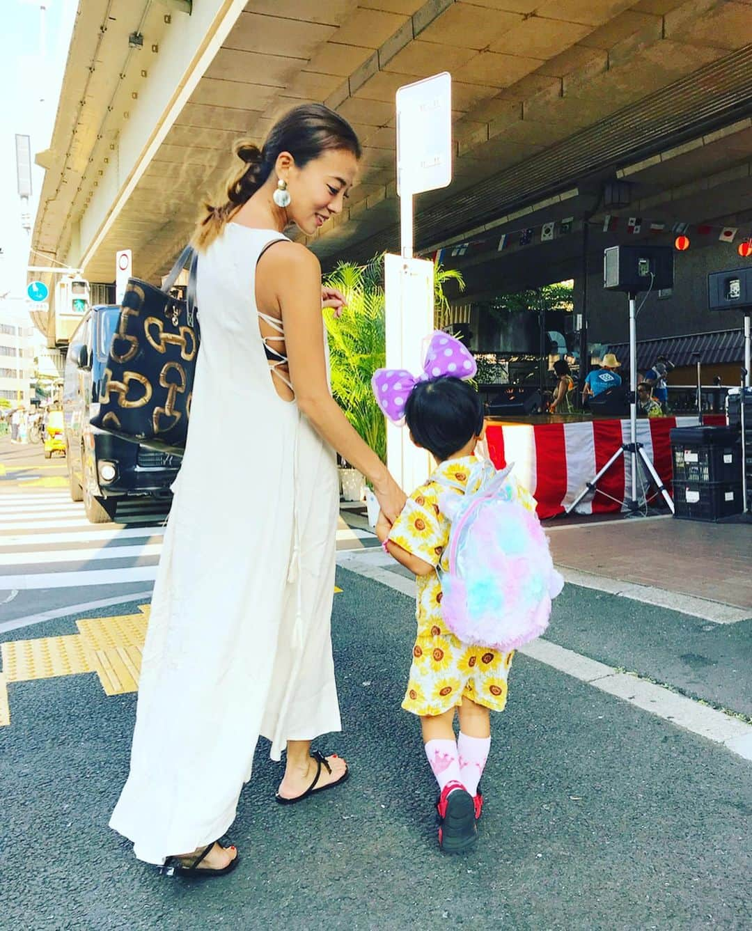 あびる優さんのインスタグラム写真 - (あびる優Instagram)「よつ葉😍4歳3ヶ月🍀💕 笑ったり泣いたり怒ったり、日々の成長に驚かされる毎日ですが、親子であり分身であり友達の様な存在になってきました😋✨ 最近では私の方が娘から色々と学び支えられてるような気がしてます😗🌀💕 いつも愛しくて愛しくてたまらないのに、たまにイライラしたり手こずったりしますが、これからも親子家族仲良くいようね🥰らぶー❣️ P.S.娘の足の落書きがすごい問題。笑笑 それもファッションだと言い張る娘😂👍#family#dauther#clover#love#cute#happy hour#fun#fashion#holiday#summer#iloveyou#家族#親子#娘#愛娘#四つ葉のクローバー#ファッション#かわいい#愛しい#大好き#愛してる#お祭り#楽しかった#幸せ#休日」8月5日 19時08分 - yuabiru74