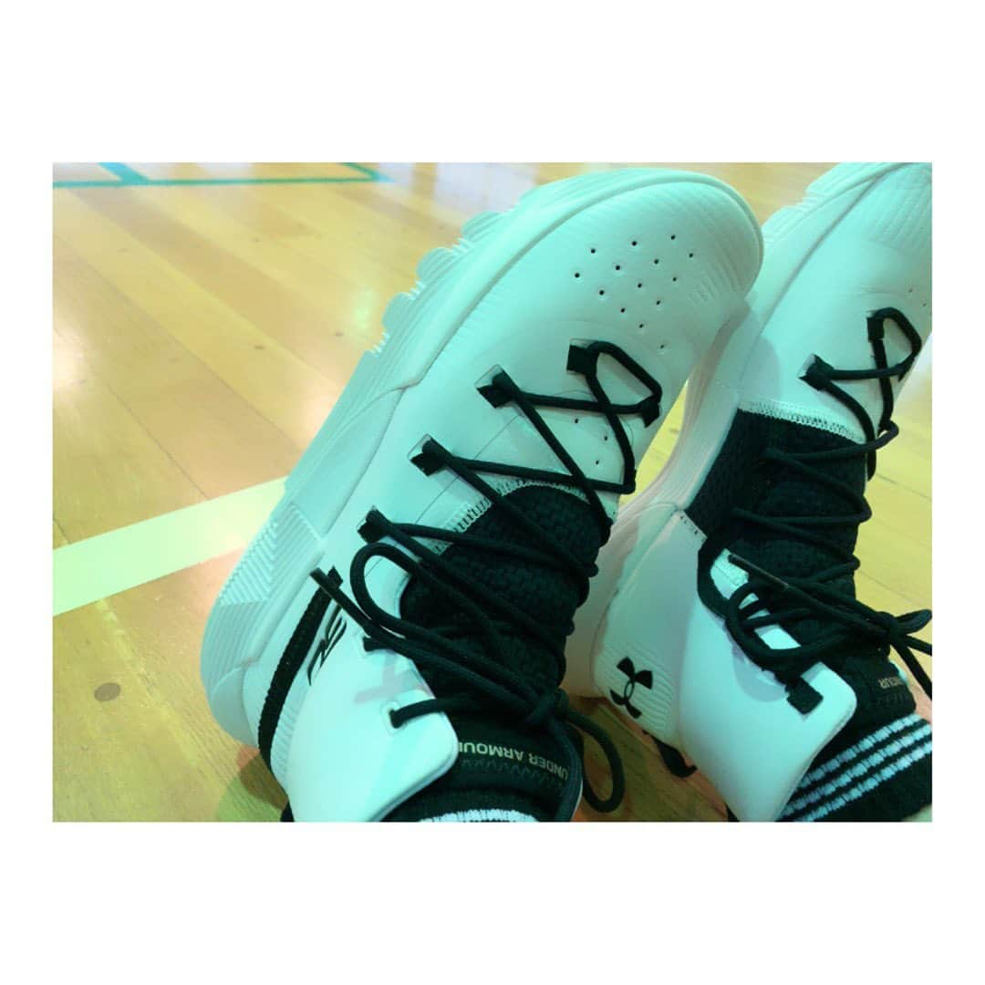 高橋萌のインスタグラム：「. この間ひさびさにバスケをしました🏀 . バッシュもウェアもUNDER ARMOUR💪🏻 . . . もうすぐ日本代表国際試合もあるし、バスケモチベ⛹️‍♀️⛹️‍♂️ Bリーグの開幕も楽しみだな🥺💓💓 . . . . #バスケ女子 #バスケットボール #バスケ #basketball #underarmour #Bリーグ #愛知 #名古屋 #高橋萌」