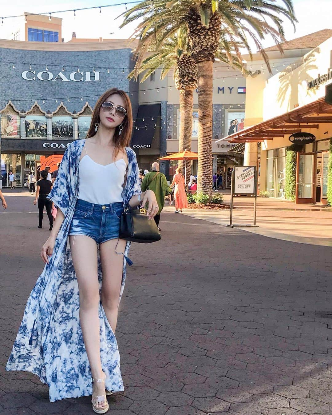 CHIHAさんのインスタグラム写真 - (CHIHAInstagram)「I’m having fun every day♥️ #citadeloutlets #california #america #ootd #shopping #fendi #vici #vicidolls #outlets #japanese #fashion #yolo」8月5日 19時09分 - chiha6170