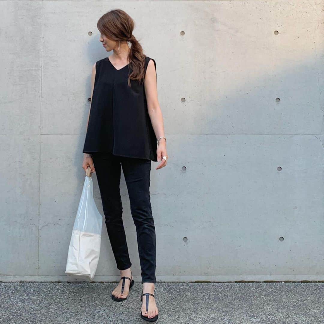 kazumint20さんのインスタグラム写真 - (kazumint20Instagram)「#allblack . . 暑くてもうノースリーブばっかり。 着まわしでオールブラック☻。 . H&Mでビックリの400円！だったサンダルも◎.😳😆。 いい仕事してくれますっ♪. . . . tops  @stylebar.jp  pants.shoes  @hm  bag  @elendeek . . #fashion#instafashion#coordinate#stylebarstyle#hm#コーディネート#シンプル#シンプルコーデ#オールブラック#大人カジュアル . .」8月5日 19時10分 - kazumint20