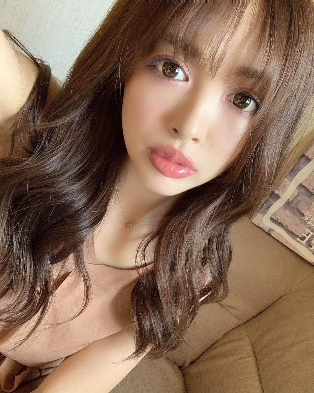 のインスタグラム：「New hair♡﻿ ﻿ ﻿ 最近定期的に通ってる髪的なトリートメント、﻿ ミネコラは、なんとカラー剤に混ぜられるので、﻿ ﻿ カラーを置きながらトリートメントができちゃう💓﻿ ﻿ ﻿ なんて時短でありがたいんでしょう😍🥰﻿ ﻿ ﻿ バタバタで撮影とかが続いてて、﻿ 時間がなかったから、すごく助かりました♡﻿ 透明感ある、グレージュにしてもらいました☻ ﻿ ﻿ 相変わらず天使の輪が出来て﻿ 髪の毛も生き返りました♡﻿ ﻿ Rr salonさん、いつもありがとうございます💓﻿ @rr_salon.aoyama」