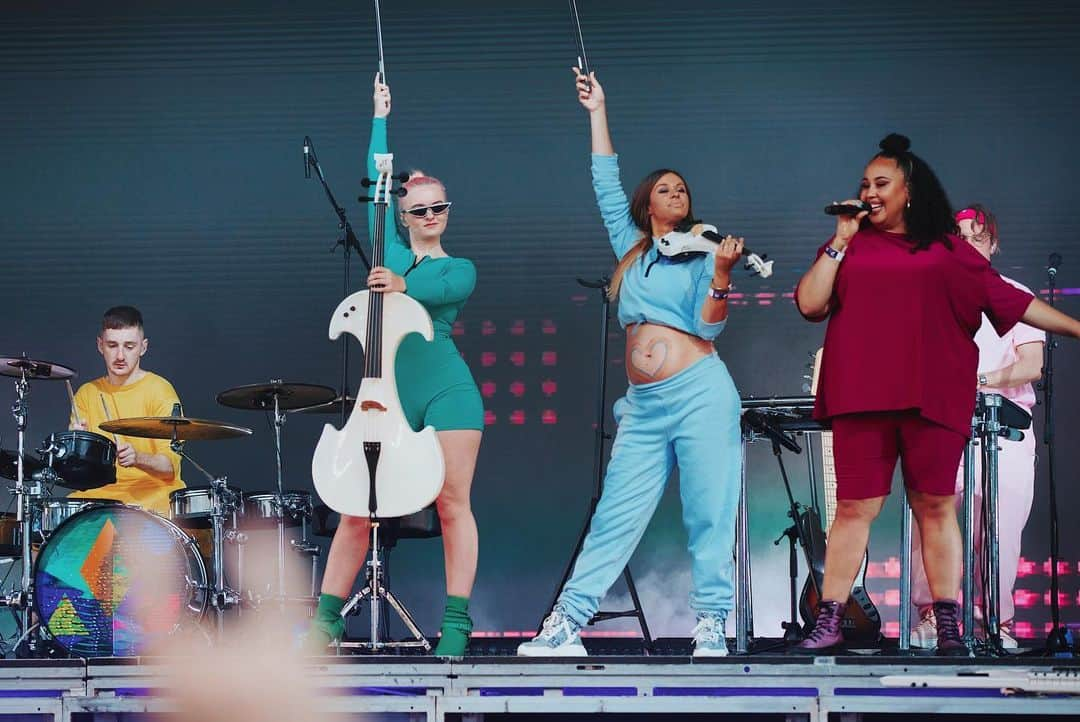 グレース・チャトーさんのインスタグラム写真 - (グレース・チャトーInstagram)「We went as a rainbow to Brighton Pride, check it out. It was a nice time because Marina sang with us and we had a proposal on stage (pic 3. Congratulations to Richard and Andy!!). Also, Steph’s baby is growing inside and she is now playing violin and dancing with a beautiful big bump ❤️❤️❤️❤️❤️ And Kylie Minogue was on fire. And super cute. And Yasmin and Kirsten SLAYED like every other single day of the year.」8月5日 19時10分 - gracechatto