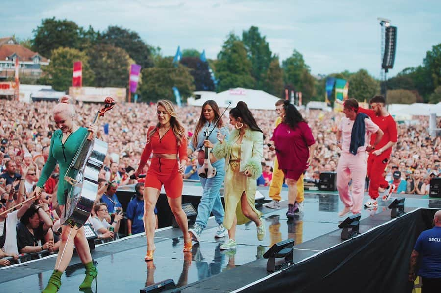 グレース・チャトーさんのインスタグラム写真 - (グレース・チャトーInstagram)「We went as a rainbow to Brighton Pride, check it out. It was a nice time because Marina sang with us and we had a proposal on stage (pic 3. Congratulations to Richard and Andy!!). Also, Steph’s baby is growing inside and she is now playing violin and dancing with a beautiful big bump ❤️❤️❤️❤️❤️ And Kylie Minogue was on fire. And super cute. And Yasmin and Kirsten SLAYED like every other single day of the year.」8月5日 19時10分 - gracechatto