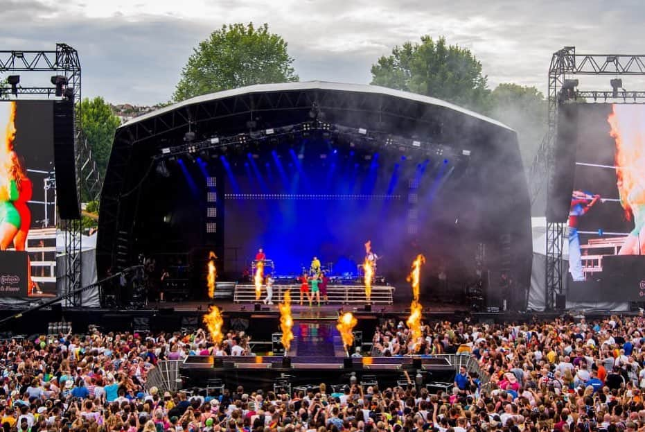 グレース・チャトーさんのインスタグラム写真 - (グレース・チャトーInstagram)「We went as a rainbow to Brighton Pride, check it out. It was a nice time because Marina sang with us and we had a proposal on stage (pic 3. Congratulations to Richard and Andy!!). Also, Steph’s baby is growing inside and she is now playing violin and dancing with a beautiful big bump ❤️❤️❤️❤️❤️ And Kylie Minogue was on fire. And super cute. And Yasmin and Kirsten SLAYED like every other single day of the year.」8月5日 19時10分 - gracechatto