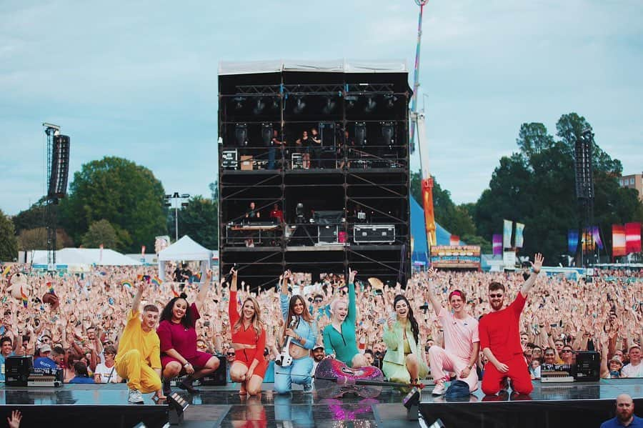 グレース・チャトーさんのインスタグラム写真 - (グレース・チャトーInstagram)「We went as a rainbow to Brighton Pride, check it out. It was a nice time because Marina sang with us and we had a proposal on stage (pic 3. Congratulations to Richard and Andy!!). Also, Steph’s baby is growing inside and she is now playing violin and dancing with a beautiful big bump ❤️❤️❤️❤️❤️ And Kylie Minogue was on fire. And super cute. And Yasmin and Kirsten SLAYED like every other single day of the year.」8月5日 19時10分 - gracechatto