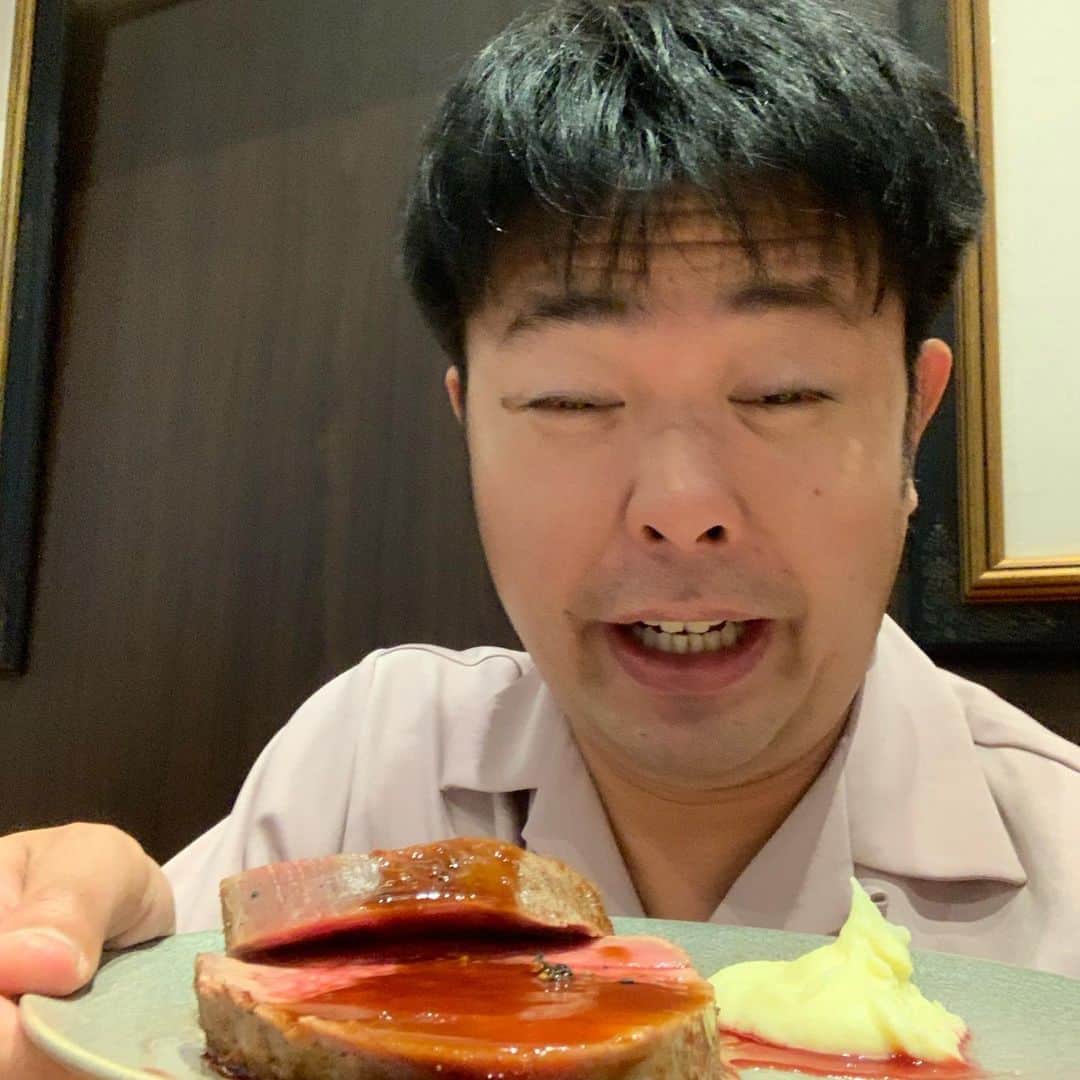 西川晃啓のインスタグラム：「気絶俺の  ローストビーフがうますぎて気絶  #あるある探検隊#レギュラー#気絶#気絶の日々#ギャグ#俺のグリルアンドベーカリー#大手町#ローストビーフ#ランチ#満席#人気#激ウマ」