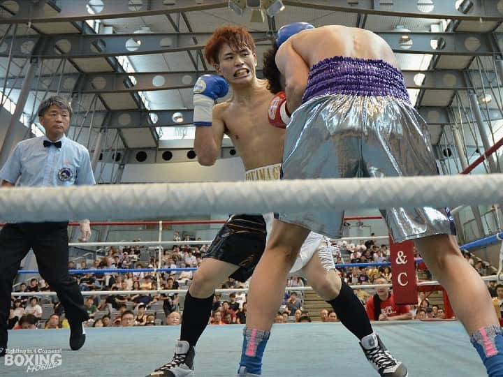 川上じゅんさんのインスタグラム写真 - (川上じゅんInstagram)「中日本新人王決勝戦🥊 愛知県刈谷市あいおいホールにて… ※フォトは、「BOXING MOBILE」引用させていただきました。 ＃ボクシング #boxing  #boxeo #BOXINGMOBILE #jbc  #川上じゅんレフェリー  #川上じゅん #中日本新人王決勝戦 #BoxingReferee」8月5日 19時11分 - kawakami_j