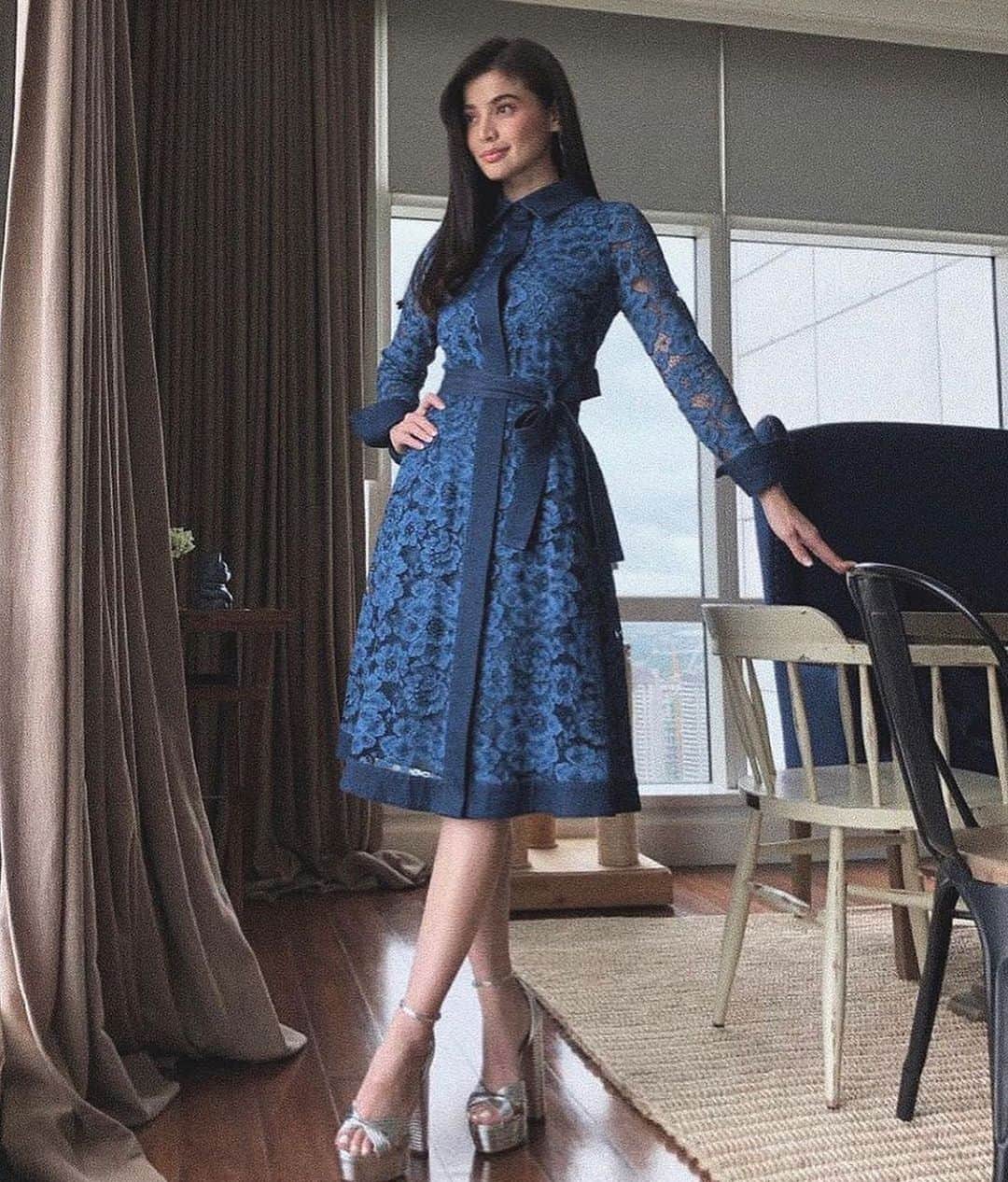 アン・カーティスのインスタグラム：「💙🖤 . . Wearing @carolinaherrera styled by @qurator_studio . Hair and Make up @santiagoraymond and @robbiepinera」