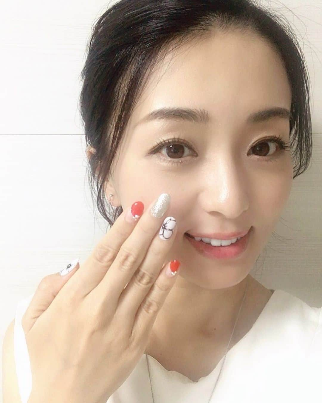 祥子さんのインスタグラム写真 - (祥子Instagram)「💅 NEW✨ 爪のキャンバスに、 天才ネイリストしょーこ氏が綺麗なお花を描いてくれた🌼  今回もとてもとても可愛い💓 お気に入り♥️ thankyou🌹 @shoko.nail @ebisu_ars  #ネイル #nail #nailart #new #夏ネイル #お気に入り #cute #ありがとう #thankyou」8月5日 19時14分 - sho_ko.0413