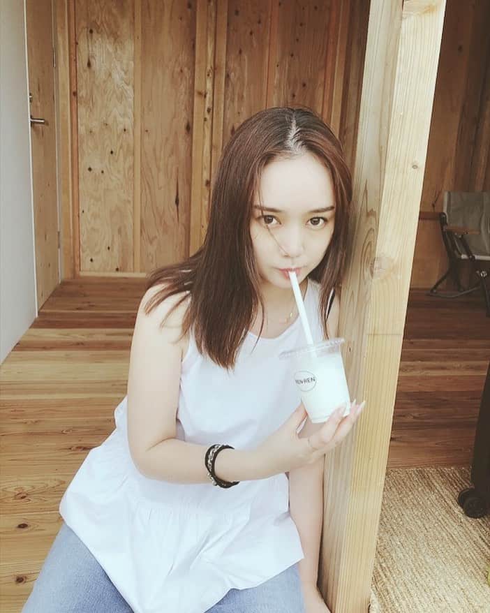 西本早希のインスタグラム：「・ 海あがりの 五島牛乳シェイクで なつぅ🐄🍦」