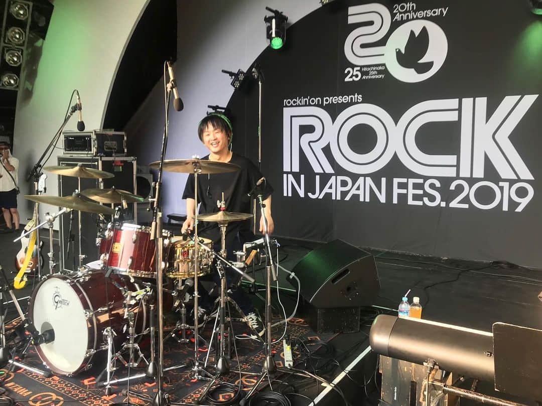 のインスタグラム：「6月7月と結構バタバタで、ようやく撮り溜めてた自分のライブ動画を少しずつ観ている。上手くなったなと思うシーンもあれば悔しいシーンもあって、本当まだまだなんだけど、「さあ、練習しよう」ってなる。全てのことはモチベーションでしかない。写真はロッキンの本番直前に洋平くんが撮ってくれた！ めっちゃわろてる！」