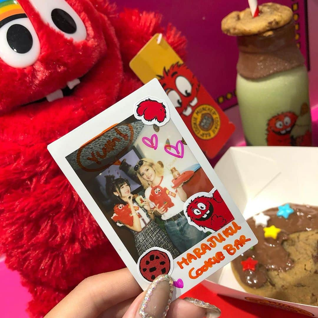 さきぼんさんのインスタグラム写真 - (さきぼんInstagram)「さいおんと原宿にあるクッキータイムへ🍪❣️2人でチェキも撮ってもらったよ( ˶ˆ꒳ˆ˵ ) . 夏メニューのフローズンドリンクの抹茶を飲んだ！抹茶味は最近克服したの🍵 ❣️ . ワンピースは @luce.select.bikini.dress のものだよ🖤 . . #明治神宮前カフェ #tokyocafe #クッキー#harajukucafe #東京カフェ #クッキータイム #クッキータイム原宿 #カフェ巡り #原宿竹下通り #スイーツ巡り #原宿カフェ #フォトジェニック #harajuku #スイーツ女子 #フォトスポット巡り #フォトスポット #cookietime #cookie」8月5日 19時21分 - sakibon69