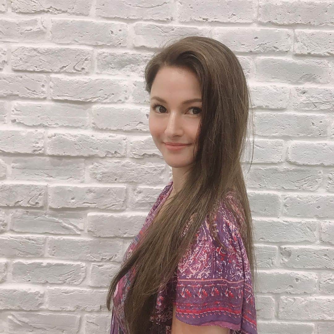 のインスタグラム：「ヘアカラーはハイライトで明るさを出し 透け感を大切にしたヘルシーなカラーです💛 立体的に髪の流れや動きが出やすくなり、セルフスタイリングが楽です✨🌟✨ @colorist_kijima_kenji いつもありがとうございます✨✨✨✨ @peakshair.jp」