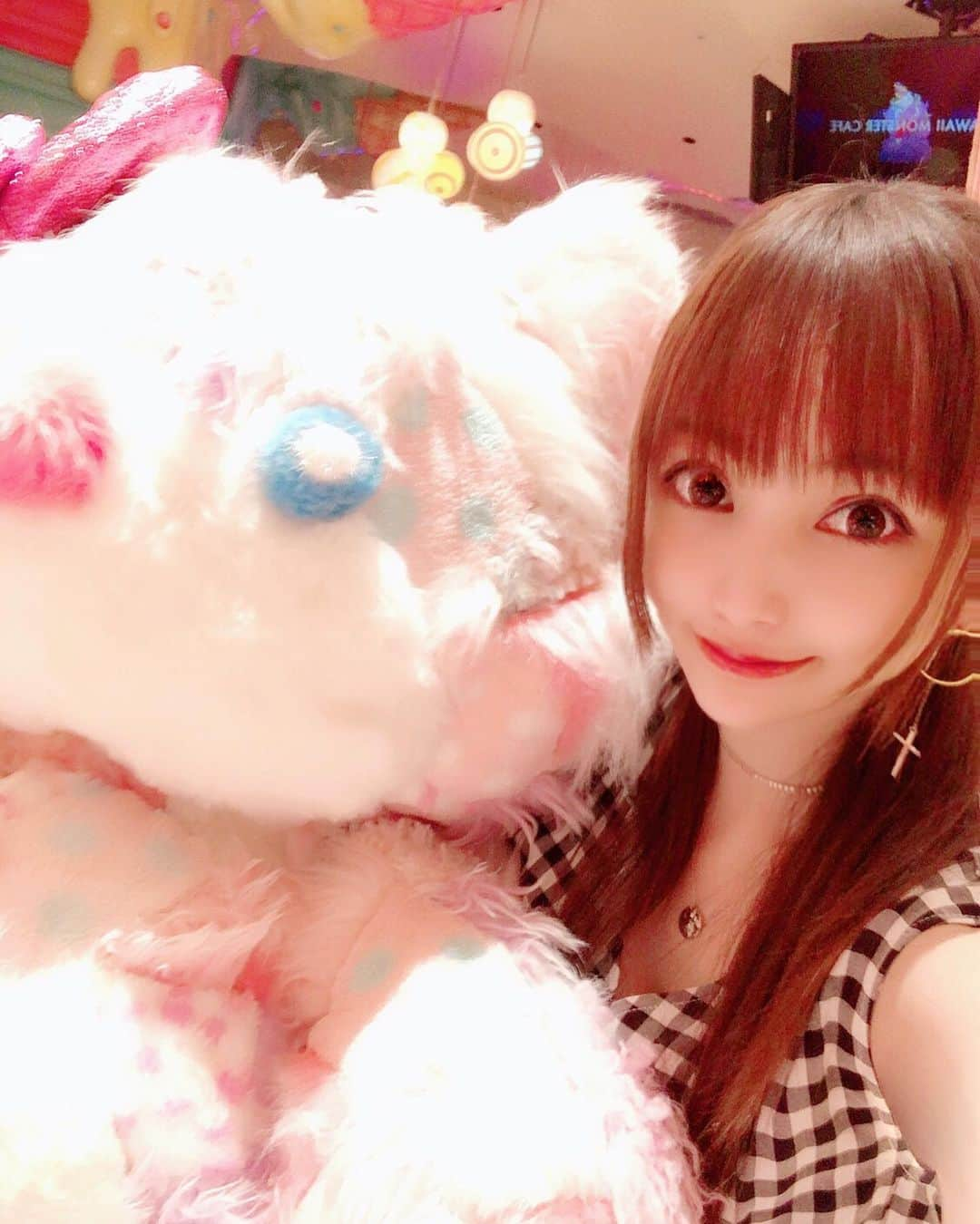 宇佐美あいりさんのインスタグラム写真 - (宇佐美あいりInstagram)「このぬいぐるみ🧸💓が好みすぎてお気に入りだったなり꒰*´∀`*꒱可愛いのが大好き💕いつまでたっても大人になれないwお部屋も好みすぎるー🤢💕#KMCSHOWCASE#KAWAIIMONSTERCAFE#Sweets#HelloKitty#キティちゃん#キティの部屋#room#MRチョッピー#くま#ぬいぐるみ#ふわふわ#お気に入り#テディベア#pink#カワイイモンスターカフェ#monster#期間限定#コラボ#カラフル#オシャレ#可愛い#原宿#harajuku#shibuya#親友#date#大人になれない#adultchildren#japanesegirl#followme」8月5日 19時23分 - airi.usami_official