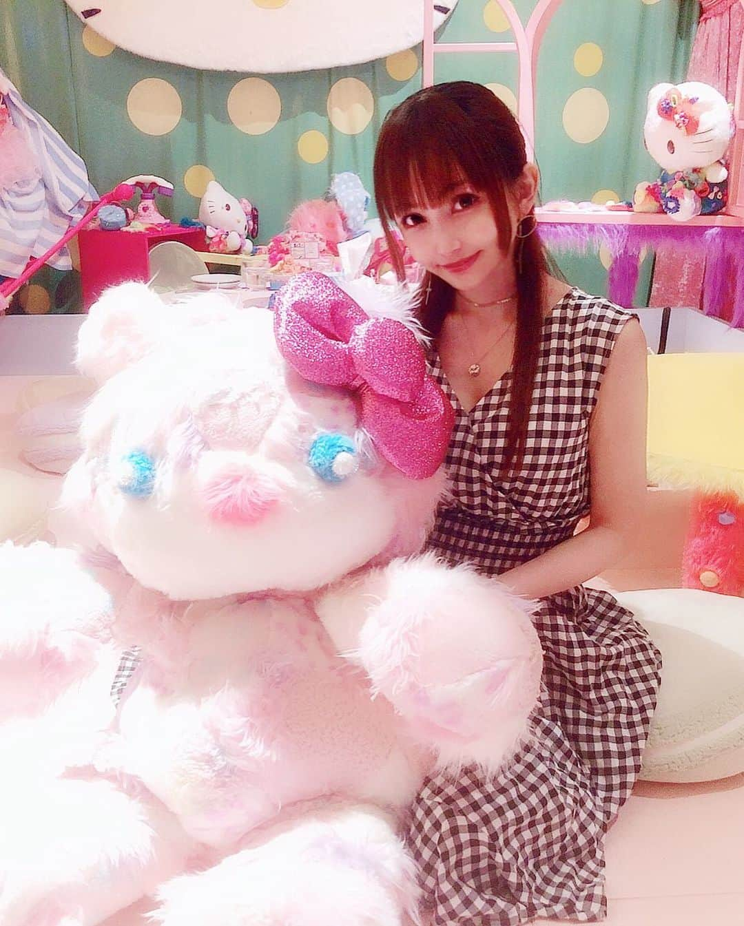 宇佐美あいりさんのインスタグラム写真 - (宇佐美あいりInstagram)「このぬいぐるみ🧸💓が好みすぎてお気に入りだったなり꒰*´∀`*꒱可愛いのが大好き💕いつまでたっても大人になれないwお部屋も好みすぎるー🤢💕#KMCSHOWCASE#KAWAIIMONSTERCAFE#Sweets#HelloKitty#キティちゃん#キティの部屋#room#MRチョッピー#くま#ぬいぐるみ#ふわふわ#お気に入り#テディベア#pink#カワイイモンスターカフェ#monster#期間限定#コラボ#カラフル#オシャレ#可愛い#原宿#harajuku#shibuya#親友#date#大人になれない#adultchildren#japanesegirl#followme」8月5日 19時23分 - airi.usami_official