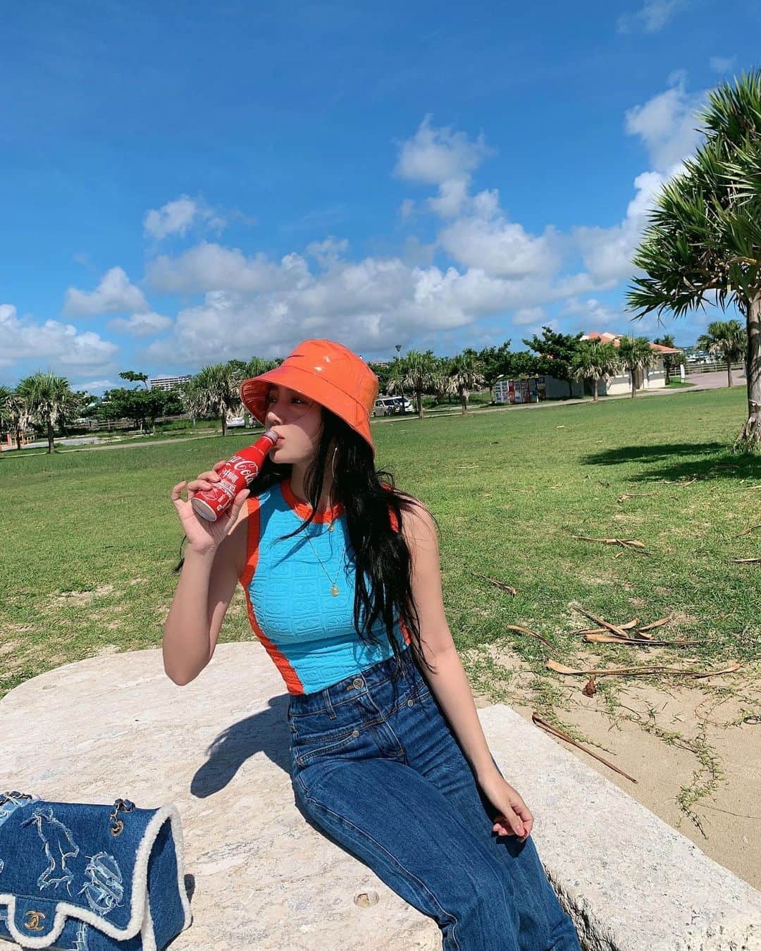 megbabyのインスタグラム：「わたしはどこでしょうか☺️🌈💧🧡 #ヒントはコーラ🧐」