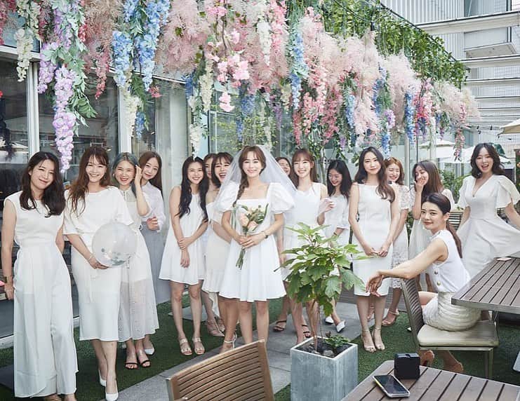 ミンヒ さんのインスタグラム写真 - (ミンヒ Instagram)「우리중 가장 먼저 가는 울 예쁜 @una_jung 언니✨ 결혼 축하해요 언니👰🏻ㅎㅎ」8月5日 19時24分 - juminhee