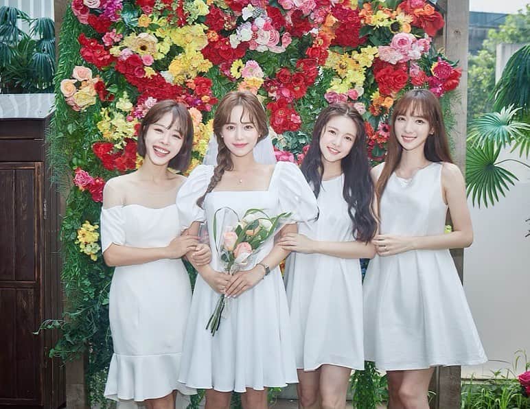 ミンヒ のインスタグラム：「우리중 가장 먼저 가는 울 예쁜 @una_jung 언니✨ 결혼 축하해요 언니👰🏻ㅎㅎ」