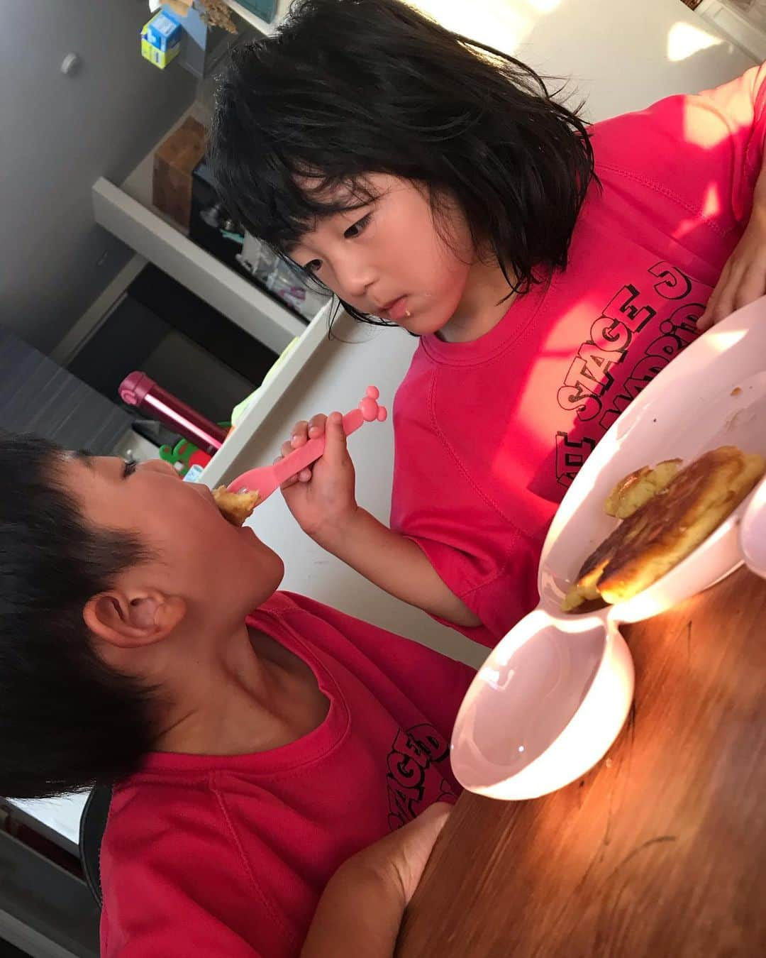 大友愛さんのインスタグラム写真 - (大友愛Instagram)「昨日から作りたがってたホットケーキ🥞  幼稚園から帰って 先にお風呂して綺麗にしてから作ろう作戦❣️ 大成功ッ🤣🎶 お風呂ササッと パンケーキ作りも2人で協力して ダマダマのままだけどそれもヨシ😋  メープルシロップたっぷりかけて完食ッ👏👏 #秋本family #秋本kids #秋本cooking #年子兄妹#ホットケーキ🥞#食育 @shin_life0617」8月5日 19時25分 - ai_dayooon