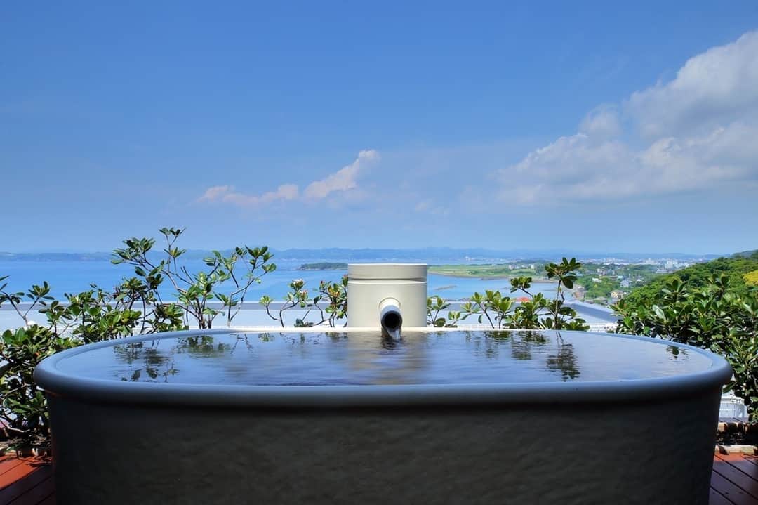 のインスタグラム：「今週の特集は、『海辺のホテル』。コバルトブルーの景色に癒される、夏らしい旅行も最高です。 . どこまでも広がる「碧」の風景が教える、本物の「上質」を楽しみましょう。 . 📍THE SHINRA 森羅 . . . 宿の詳細はプロフィールから▶ @relux_jp . 姉妹アカウントオープン💓 気になるテーマをフォローしてくださいね。 @relux_hotel @relux_ryokan @relux_trip @relux_resort @relux_design . . . #THESHINRA森羅#千葉#chiba#ホテル#国内旅行 #旅したくなるフォト #旅の記録 #大人の休日 #風景写真 #おでかけ #大人旅 #旅スタグラム #旅が好き #旅フォト #ダレカニミセタイケシキ #旅行好き#美しい日本 #unknownjapan #japantravel #ig_japan #instatravelgram #instatravelling #japanesehotels #traveljapan #japantravelphoto」