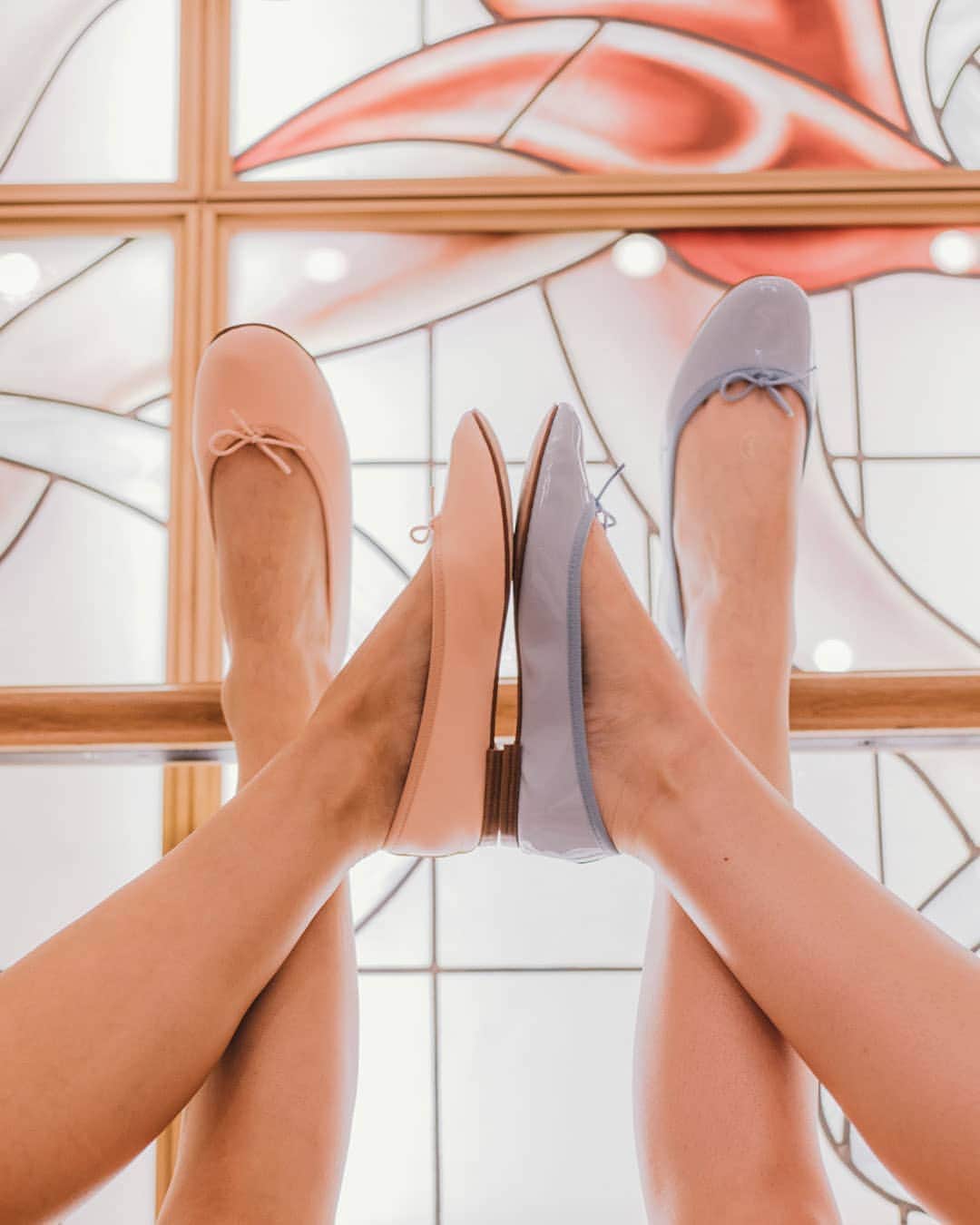 Repettoさんのインスタグラム写真 - (RepettoInstagram)「Un modèle iconique dans une boutique mythique. Une adresse autour du mouvement et de la grâce. Un lieu de poésie et de rencontre. An iconic model in a mythic shop. An address around the movement and grace. A place of poetry and meeting. . #Repetto #RueDeLaPaix #RepettoShoes #ShoesAddict」8月5日 19時33分 - repettoparis
