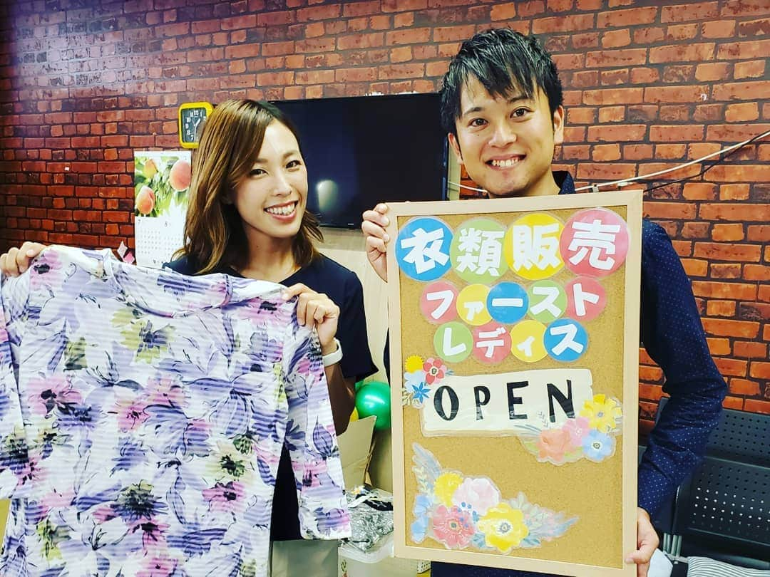 飯田嘉太さんのインスタグラム写真 - (飯田嘉太Instagram)「今日のイイダスポーツは 女子軟式野球チーム・Dullers(ダラーズ)⚾ 2016・2017年に全国大会で連覇達成✨ メンバーは中学生から40代のベテランまで幅広い‼  中でもダラーズに入るため兵庫県から石川県にやってきた 神田亜依さんを取材させて頂きました☺  仕事は石川県であまり開拓されていない訪問販売👕👚 洋服などを介護施設・老人ホームで 出店のようにして売っています🎩👖 接客しながら石川県のことも学んでいるそう👂  練習はとにかく活気があって全力野球💥 明るく声を切らさない皆さんの姿勢が カッコよくて素敵でした✨  今週末から全国大会が始まります☝️ 今年は王座奪還👑活躍を期待しています👏  #野球 #女子軟式野球 #ダラーズ #dullers #笑顔 #全力野球 #元気いっぱい #声で相手を圧倒 #全日本女子軟式野球選手権大会 #目指せ日本一 #王座奪還 #石川テレビ #石川さん #livenewsit #イイダスポーツ #アナウンサー #announcer #飯田嘉太」8月5日 19時38分 - kabuto_iida