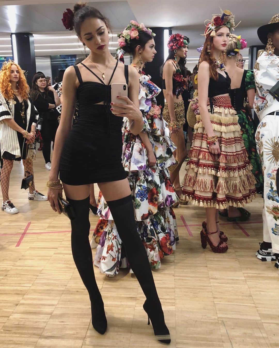 Zhenya Katavaのインスタグラム：「Красота в простых вещах, любимый чёрный цвет 🖤」