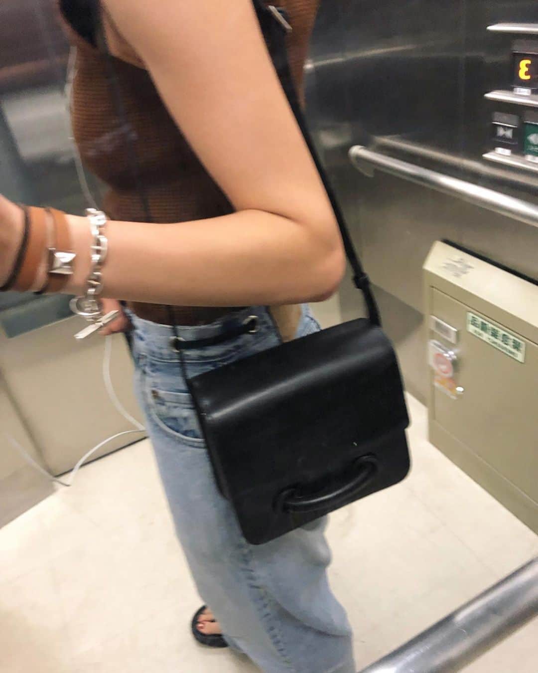 のインスタグラム：「バッグとサンダルのこのバランスは私的ギャップ萌えです。腕はあれですが🙈 ホカオネオネさんの履き心地の良さが神。 #VASIC #hokaoneone」