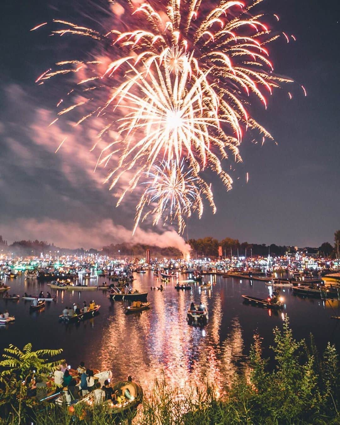 Wien | Viennaさんのインスタグラム写真 - (Wien | ViennaInstagram)「Two days ago the Lichterfest took place at Alte Donau - it’s an event that takes place each year during summer! Dozens of illuminated boats light up the night. Music, fireworks and delicious food assure a magical evening under the stars. Did you know about this festival? As soon as the date for next year is certain we’ll share it with you! 🌟🚣‍♂️🎇 by @christian_kremser #ViennaNow」8月5日 19時41分 - viennatouristboard