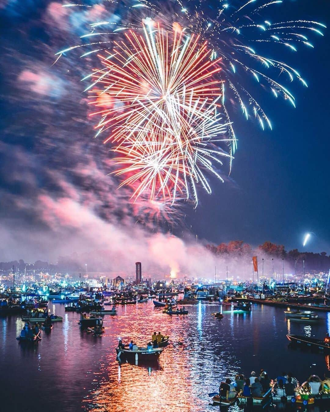 Wien | Viennaさんのインスタグラム写真 - (Wien | ViennaInstagram)「Two days ago the Lichterfest took place at Alte Donau - it’s an event that takes place each year during summer! Dozens of illuminated boats light up the night. Music, fireworks and delicious food assure a magical evening under the stars. Did you know about this festival? As soon as the date for next year is certain we’ll share it with you! 🌟🚣‍♂️🎇 by @christian_kremser #ViennaNow」8月5日 19時41分 - viennatouristboard