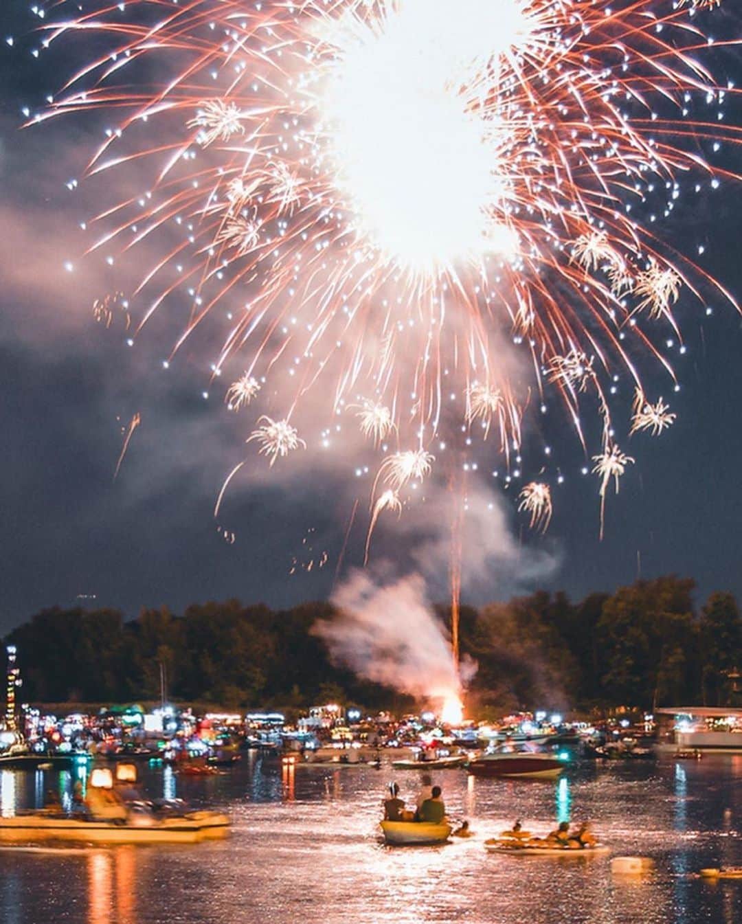 Wien | Viennaさんのインスタグラム写真 - (Wien | ViennaInstagram)「Two days ago the Lichterfest took place at Alte Donau - it’s an event that takes place each year during summer! Dozens of illuminated boats light up the night. Music, fireworks and delicious food assure a magical evening under the stars. Did you know about this festival? As soon as the date for next year is certain we’ll share it with you! 🌟🚣‍♂️🎇 by @christian_kremser #ViennaNow」8月5日 19時41分 - viennatouristboard