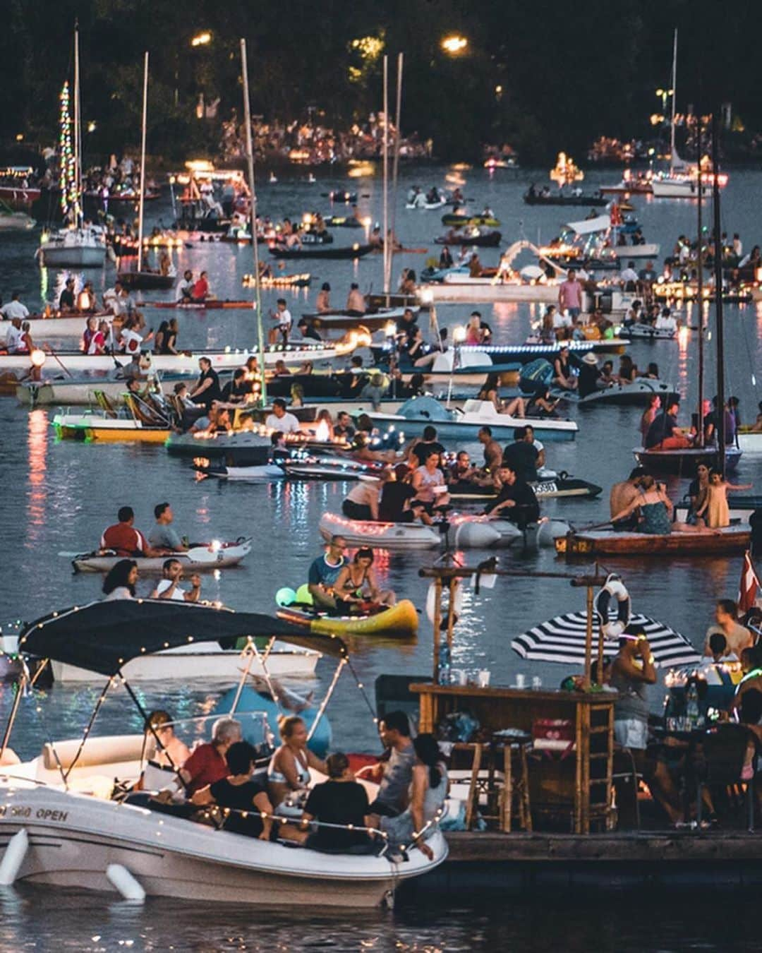 Wien | Viennaさんのインスタグラム写真 - (Wien | ViennaInstagram)「Two days ago the Lichterfest took place at Alte Donau - it’s an event that takes place each year during summer! Dozens of illuminated boats light up the night. Music, fireworks and delicious food assure a magical evening under the stars. Did you know about this festival? As soon as the date for next year is certain we’ll share it with you! 🌟🚣‍♂️🎇 by @christian_kremser #ViennaNow」8月5日 19時41分 - viennatouristboard