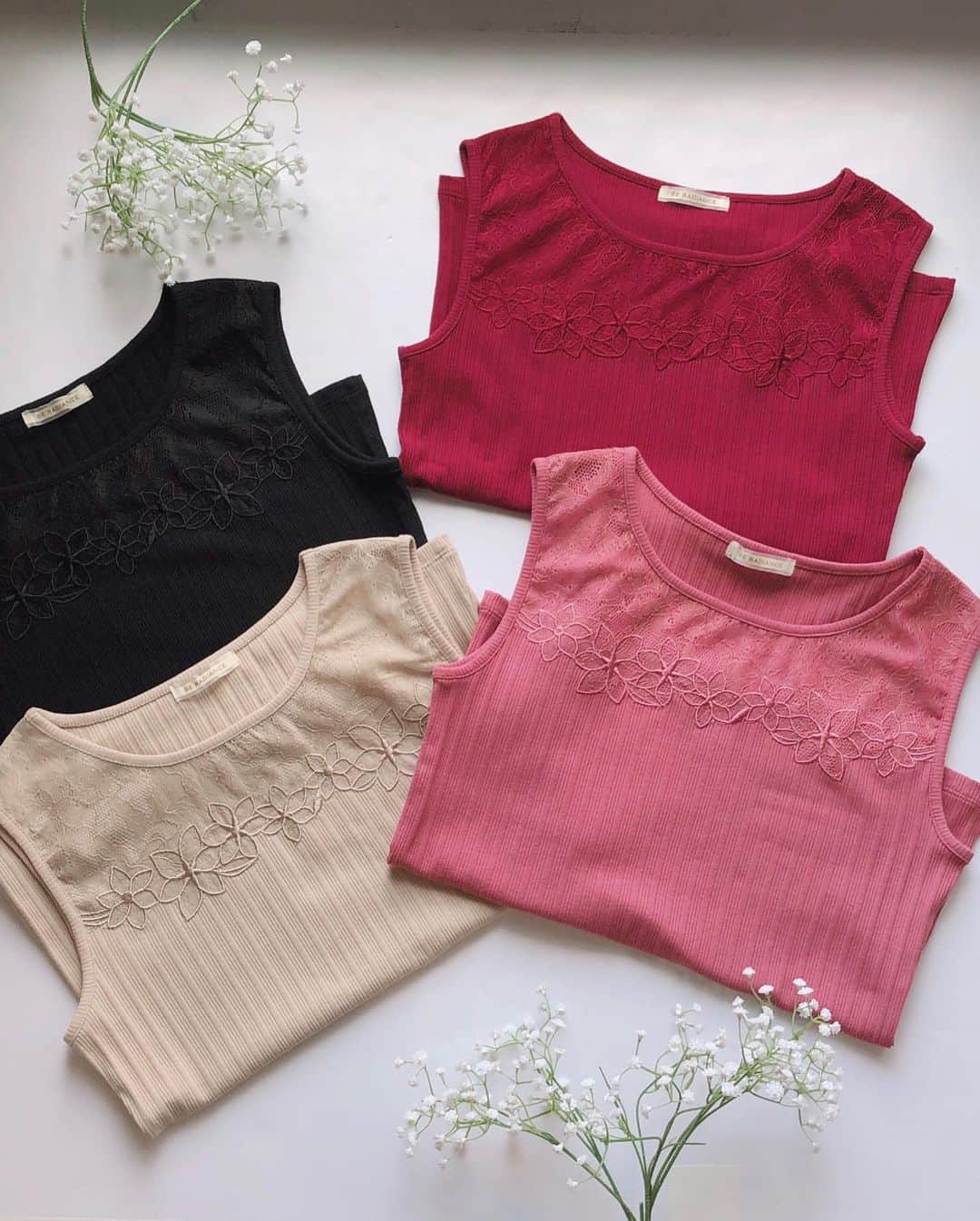 ビーラディエンスさんのインスタグラム写真 - (ビーラディエンスInstagram)「【New Arrival】 . ---2019 Pre Fall Collection--- . レースの刺繍が施されてフェミニンムードが漂うカットトップス。縦に入ったラインが華奢見せも叶えてくれます。お値段も嬉しいポイント❤︎ . レース刺繍カットトップス ¥4,900＋tax（253006／ボルドー、ピンク、ブラック、ベージュ） . トレンチフレアスカート ¥9,800＋tax （014006／ベージュ、ピンク、ネイビー） . #beradiance #ビーラディエンス #刺繍トップス#フェミニンコーデ#秋カラー#2019aw#トレンチスカートコーデ」8月5日 19時42分 - beradiance_official