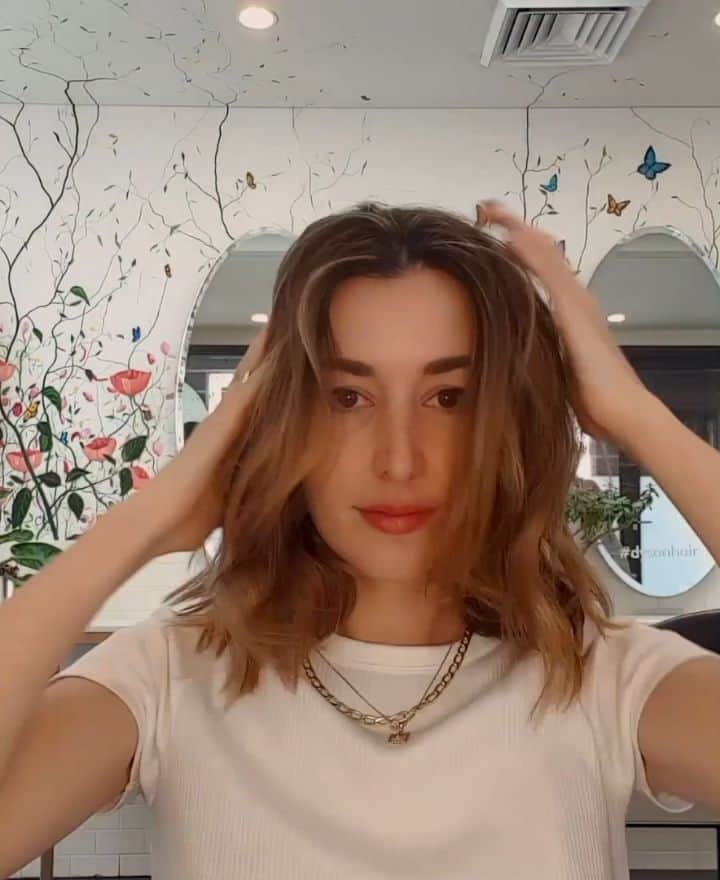 カルメン・ハミルトンのインスタグラム：「Still deciding whether to cut my hair again or grow it out but while I take time to battle my indecisiveness I thought I'd share this timelapse I shot last time @renyaxydis cut it with some tips from her on how to get the perfect bob 💇‍♀️ • Ask for a textured slant (mine is cut *slightly* longer at the front) • This cut looks best if you add some salt spray at the roots of the crown then shake your hair upside down • Put an oil serum in the top layer and twist the ends to get that cool texture • To keep this length you need to trim every 6 weeks • I recommend that you put a treatment in hair weekly especially if you get a colour done ❤❤❤ @valonzhaircutters」