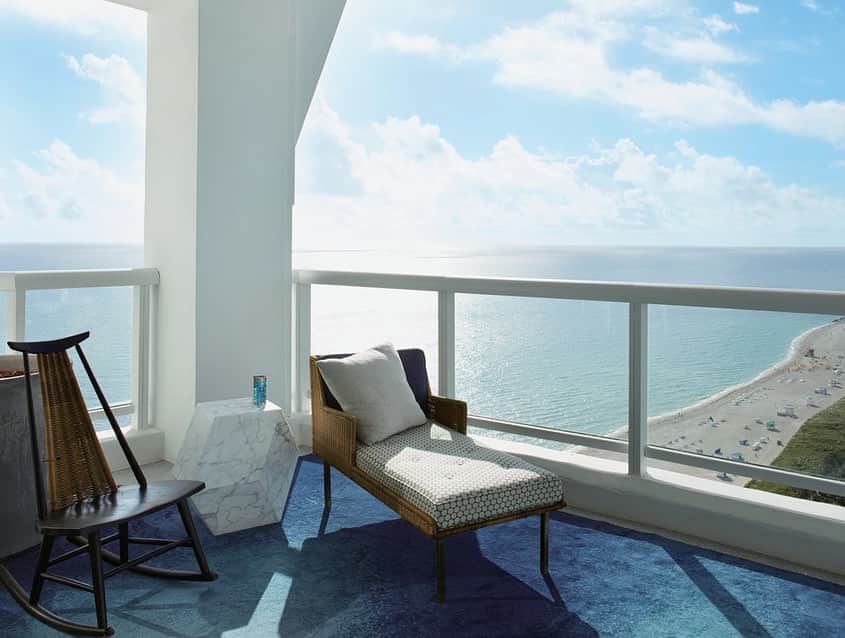 ELLE DECOR JAPANさんのインスタグラム写真 - (ELLE DECOR JAPANInstagram)「HOMES- Amber Penthouse overlooking the beautiful ocean. ・ 最新号「HOMES」より、ビーチを見下ろす瑠璃色のペントハウス。涼やかな青の配色が、夏の暑さを忘れさせてくれる。 ・ ・ ・ photos : Simon Upton #elledecor #エルデコ #elledecorjapan #建築 デザイン #住まい #home #homedecor #designlover #homes #instahome #roomclip #インテリア #おしゃれな家 #家具 #livingroom #livingroomdecor #世界の住みたい家」8月5日 19時52分 - elledecorjapan