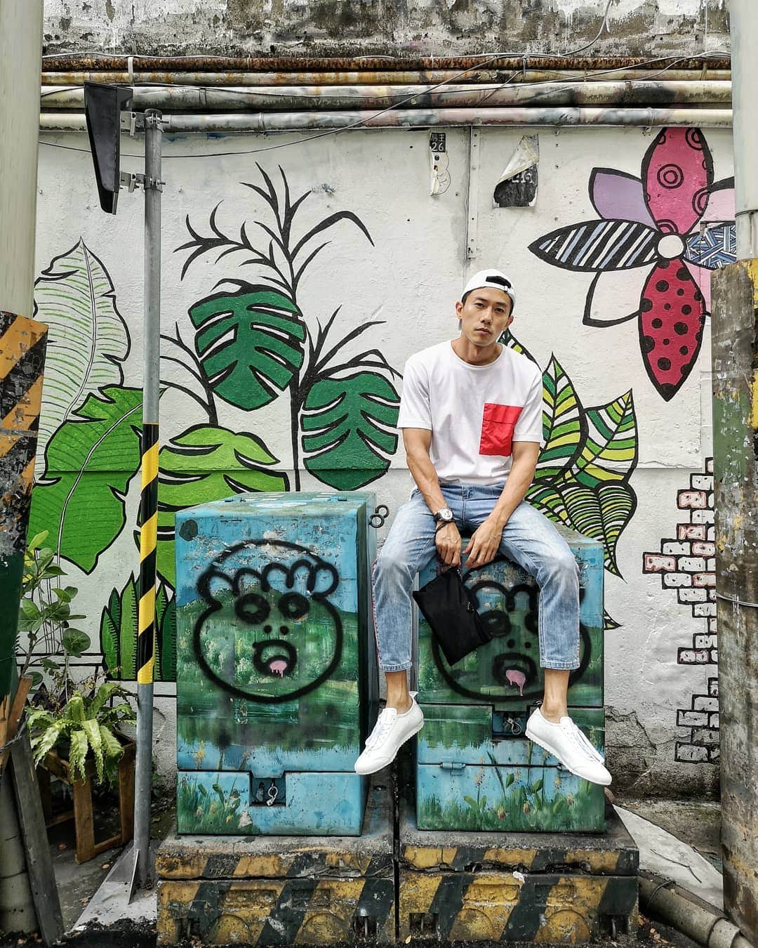 デスモンド・タンのインスタグラム：「Melting in the summer heat of Taipei. 没想到台北的夏天比新加坡还热! 快融化了~ 🌡🔥 你有什么解热的秘诀吗?」