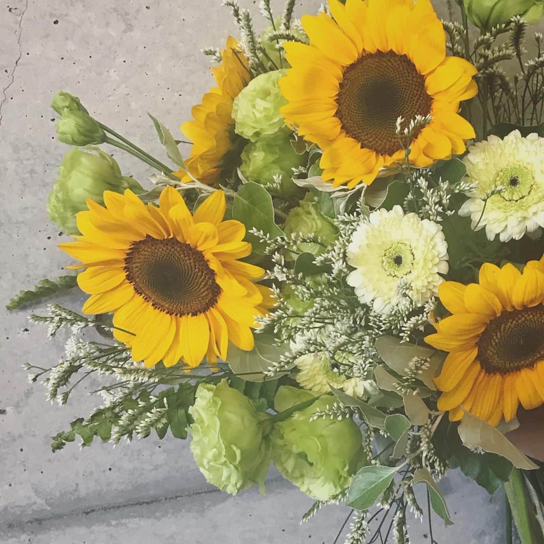 畑野ひろ子のインスタグラム：「暑い日が続きますね🌻 飲む日焼け止めも始めました。  #flower #flowers #willgarden」