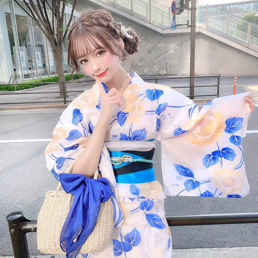 あやちゃんさんのインスタグラム写真 - (あやちゃんInstagram)「浴衣着て花火大会🎇💗 浴衣とヘアセットが鬼かわいいの😍😍😍🙏✨ @dress_sugar の浴衣にした💙🌼 配送も早くて毎度めちゃくちゃ助かってます😭😭✨ すっごい可愛くてお気に入り😍😍 爽やか綺麗め💕 ゆーらいくで撮ったら背景歪んでもーた🤧わら #浴衣女子 #浴衣 #浴衣ヘアアレンジ #浴衣ヘア #浴衣アレンジ #浴衣コーデ #浴衣着付け #浴衣デート #ゆかた #ゆかたヘア #ゆかた女子 #ゆかたコーデ #ヘアアレンジ #ヘアセット #ヘアスタイル #まとめ髪 #お団子ヘア #お団子アレンジ  #板橋花火大会 #江戸川花火大会 #花火大会 #花火 #いたばし花火大会」8月5日 19時53分 - aya.you.love.r