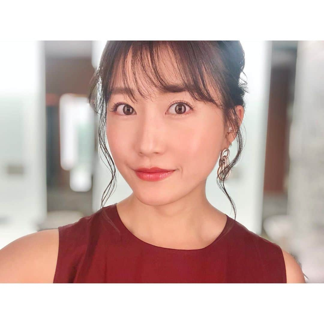 津田麻莉奈さんのインスタグラム写真 - (津田麻莉奈Instagram)「#ラジオNIKKEI #相場師朗の株は技術だ！ (毎週月曜16:10〜生放送) 今日もありがとうございました☺️🙌 ⁑ パンローリングチャンネルでは、チャートを使った解説と延長戦もご覧頂けます。 「#パンローリングチャンネル 」 と検索してぜひチャンネル登録して下さい🙆‍♀️ ⁑ 最近はオレンジ系のメイクがお気に入りですが、 今日はバーガンディーのワンピースに合わせたメイク💄 赤系のメイクにする時はマット肌だと昭和感が出てしまうので(昭和生まれやけども) 厚塗りにならないよう、うすーく、ツヤっぽくベースを仕上げるように気をつけてます🙌 ⁑ ⁑ #株 #相場師朗 さん #株は技術だ #為替 #投資女子 #投資 #経済番組 #マーケット #テクニカル分析 #チャート#チャート分析 #radio #radiko #ラジオ  #メイク #ヘアメイク #バーガンディー  #バーガンディーメイク #ツヤ肌 #ツヤ肌メイク  #赤リップ #赤メイク  #美容 #コスメ #コスメ好き #まりなる #津田麻莉奈」8月5日 19時54分 - tsudamarinal