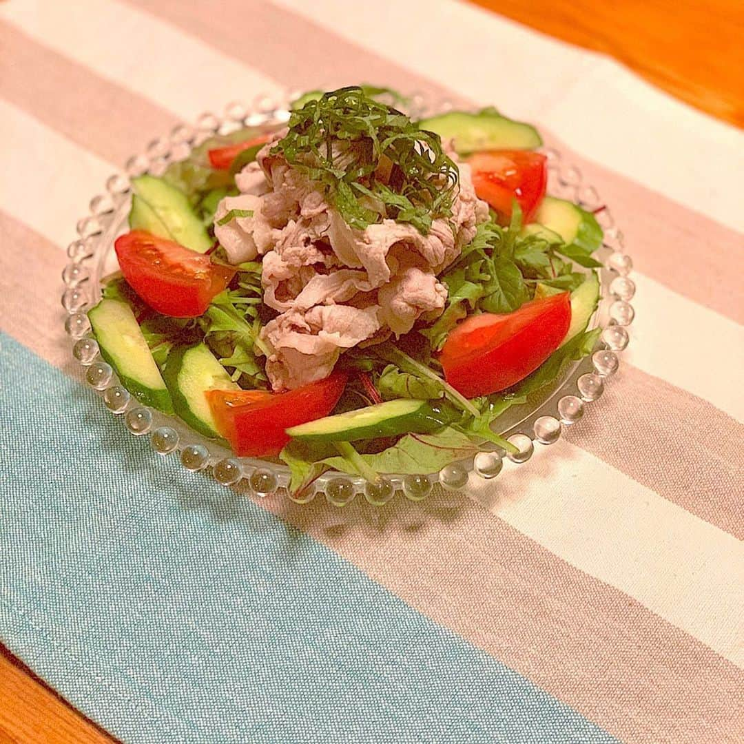 chiiika124さんのインスタグラム写真 - (chiiika124Instagram)「冷しゃぶサラダ🥗 大人は大葉🌿乗せ #青じそ ・ #冷しゃぶ#冷しゃぶサラダ #豚肉#今日のサラダ#サラダ日記#サラダ#からだにやさしいごはん#献立日記 #おうちごはん#おうちご飯#夕飯おかず #晩ごはん」8月5日 19時54分 - chiika26